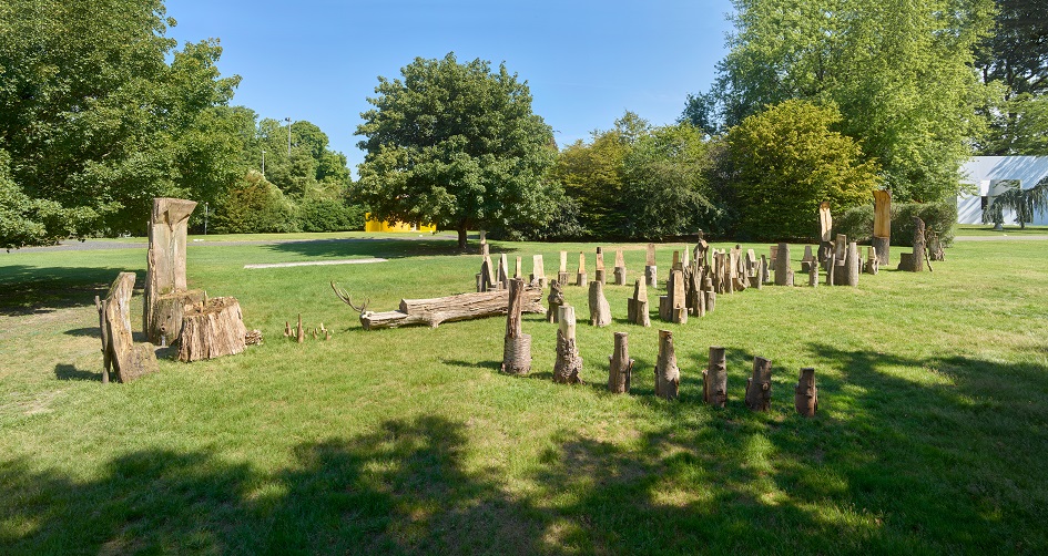 Eine Installation von Mary Baumeister im Skulpturenpark Köln, Nordrhein-Westfalen.