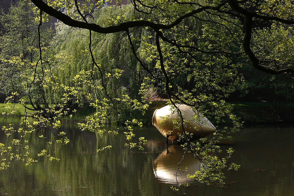 Kunstwerk von James Lee Byars im Skulpturenpark des Museum Schloss Moyland, Nordrhein-Westfalen