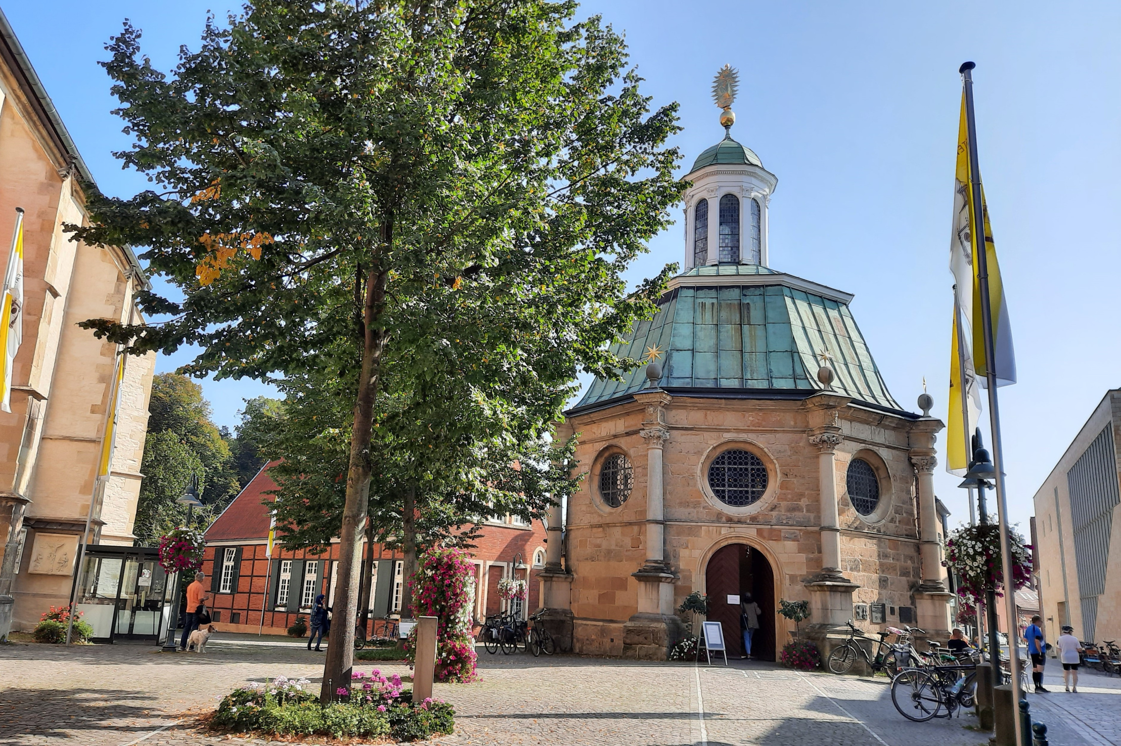 Die Wallfahrtskapelle liegt in der mittelalterlichen Alststadt in Telgte, Nordrhein-Westfalen.