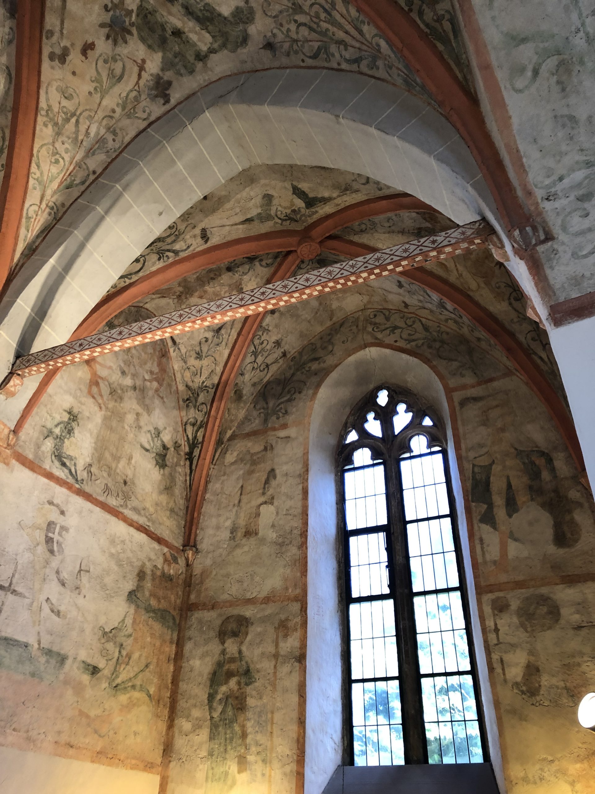 Die "Bonte Kerke" in Marienberghausen. einem Ortsteil des Heilklimatischen Luftkurorts Nümbrecht, verwandelt den Sakralraum in ein Bilderbuch biblischer Geschichte(n)