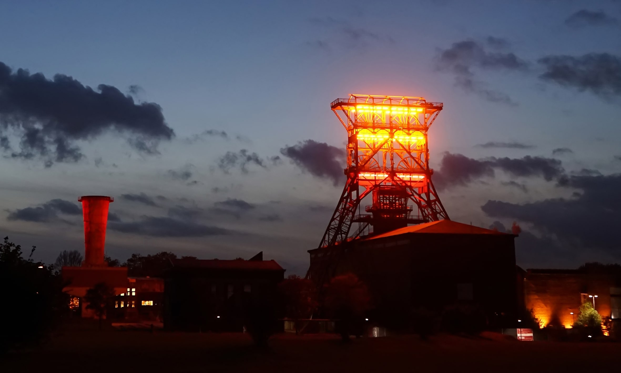 Der beleuchtete Förderturm von Zeche Consolidation in Gelsenkirchen