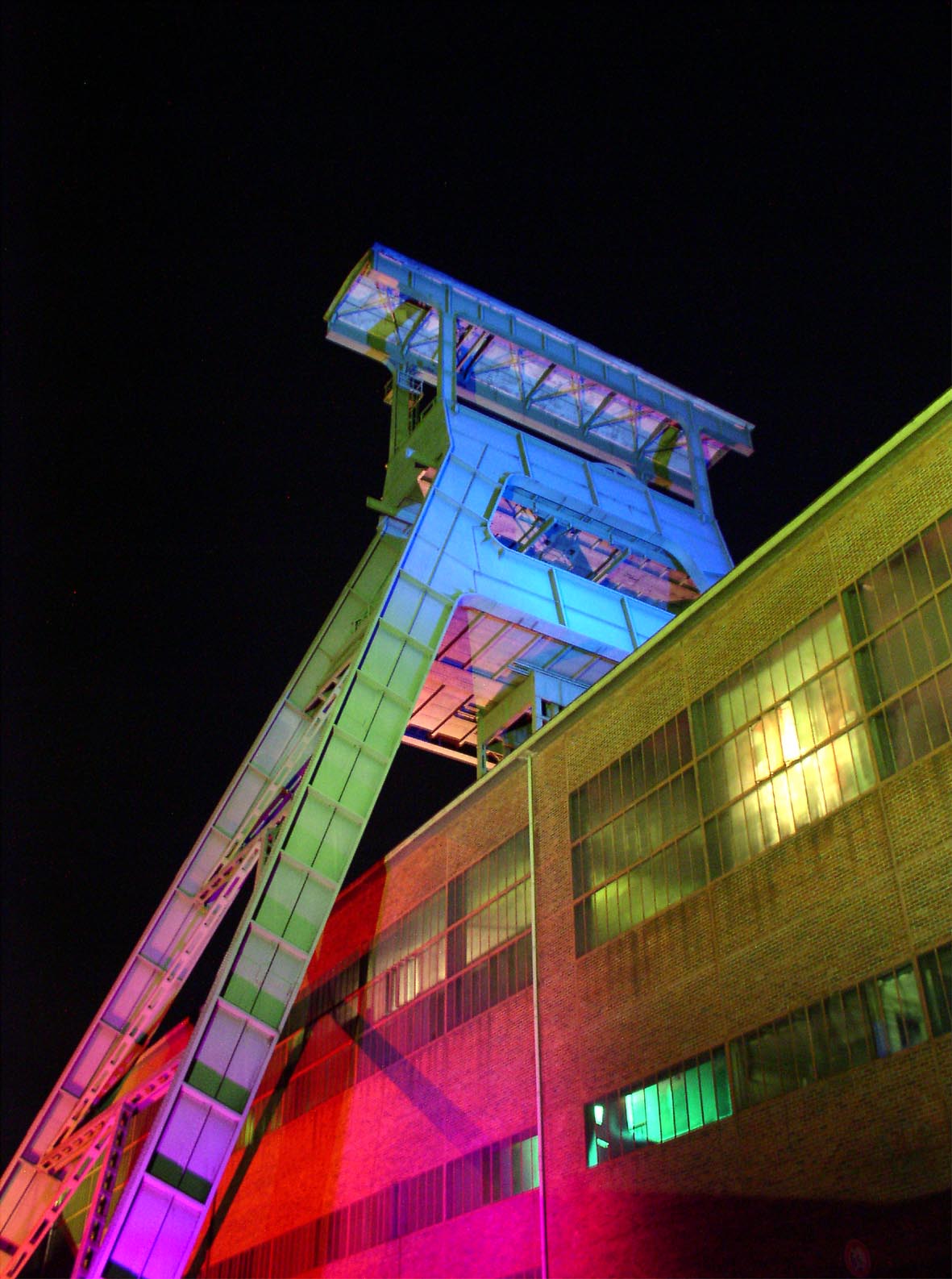 Der beleuchtete Förderturm von Zeche Ewald