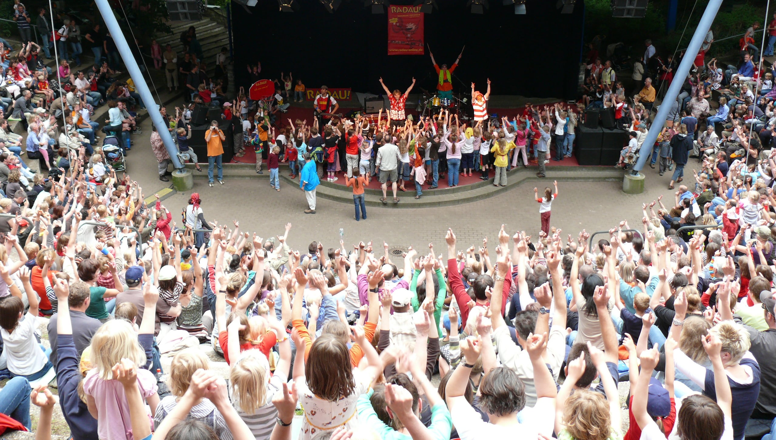 Die Band Radau auf der Bühne vor ihrem Publikum