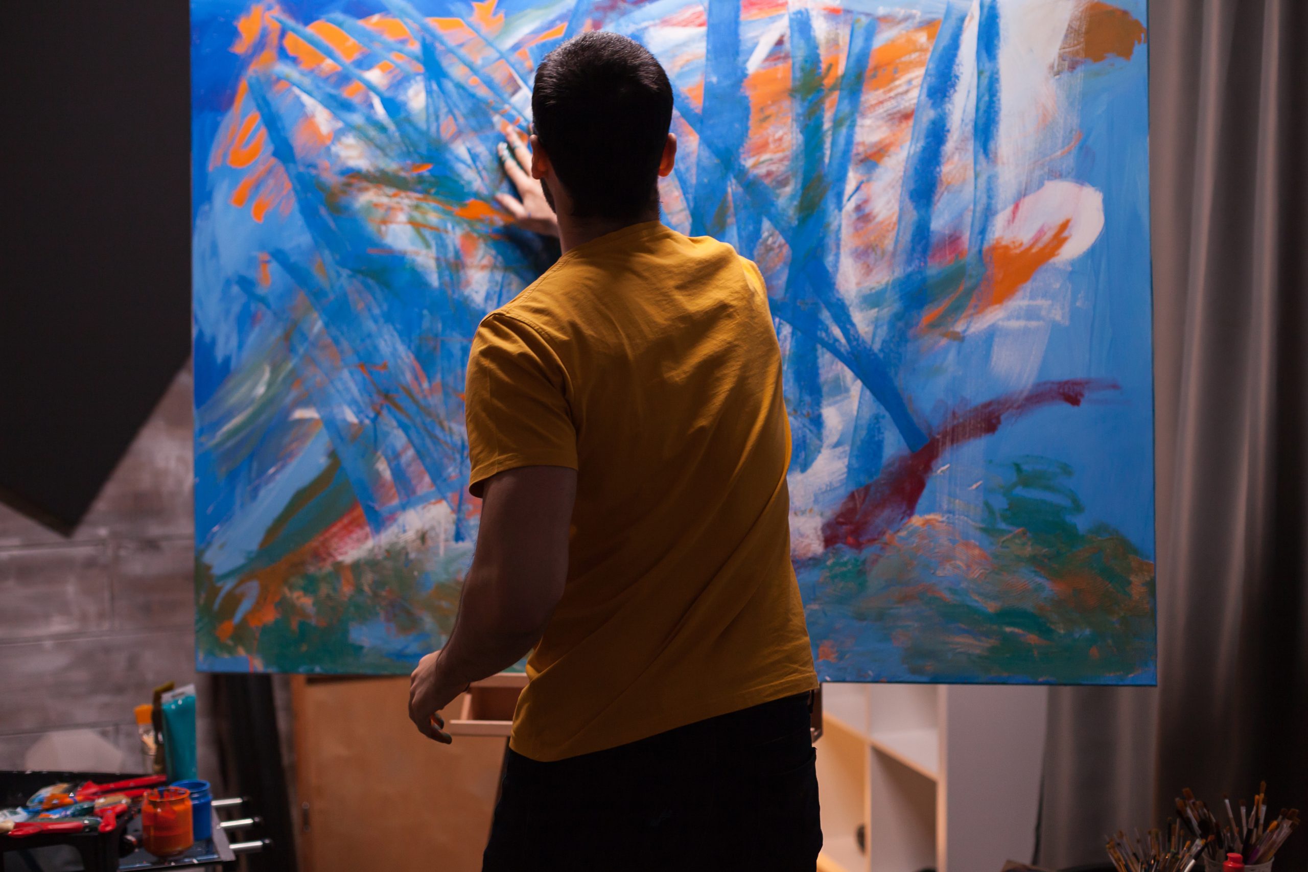 Manchmal braucht es nur einen Stups, und schon löst sich das KreaTief in Farbe und Form auf. Foto: Adobe Stock