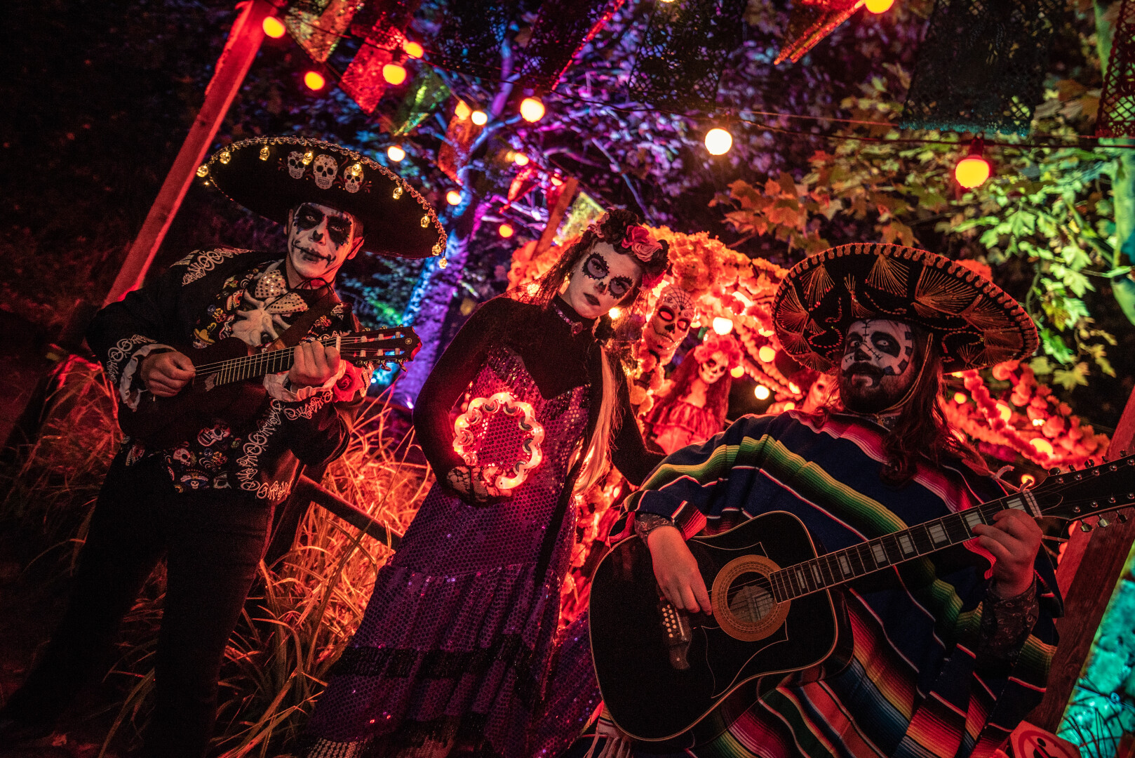 Drei verkleidete Horrorcharaktere im Movie Park