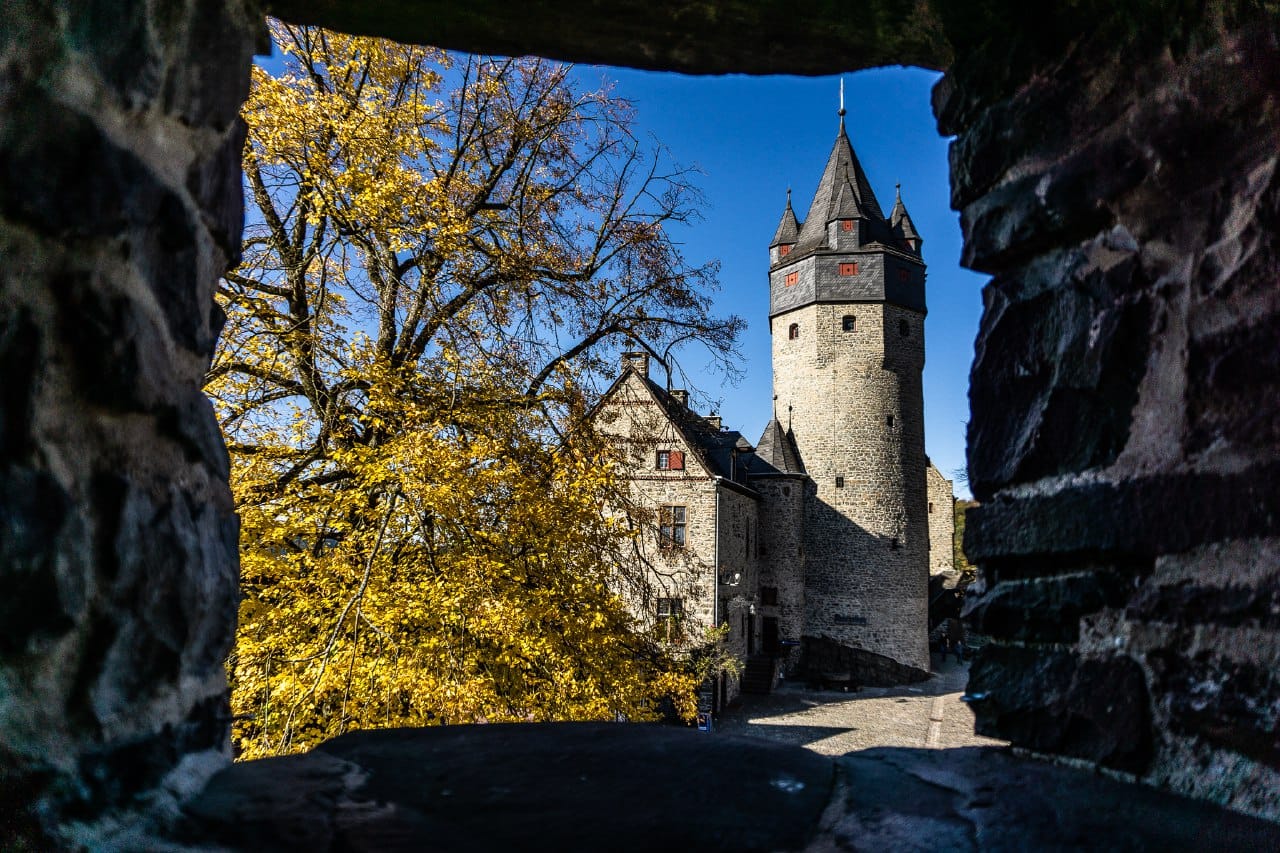 Blick auf den Burghof: Die mittelalterliche Burg Altena empfängt Besucher:innen mit historischem Charme. 