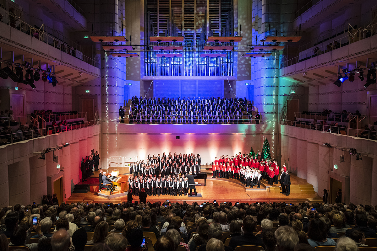 Die Chöre der Chorakademie Dortmund während des Weihnachtskonzertes.