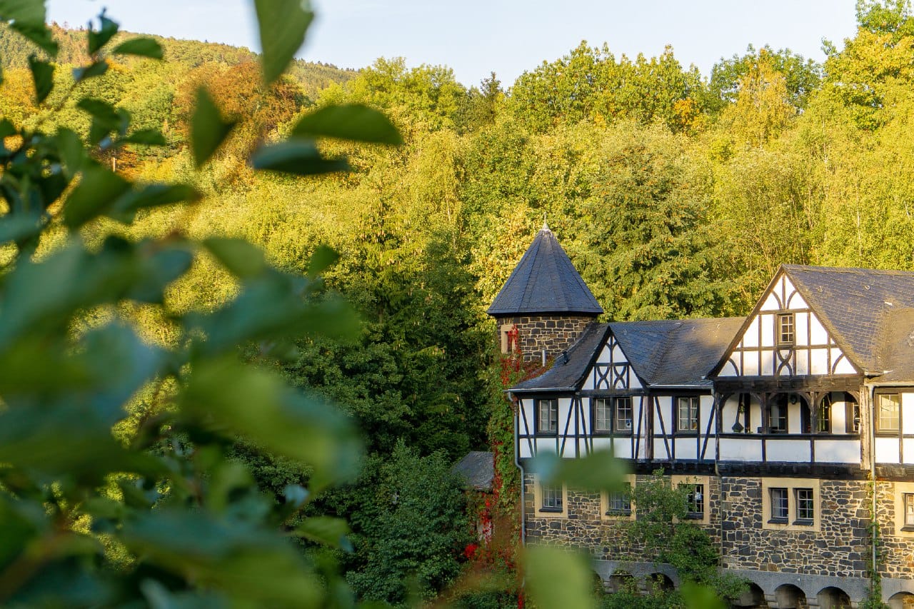 Die Drahtzieherstadt Altena ist eingebettet in die umgebenden Höhenzüge im Märkischen Kreis.