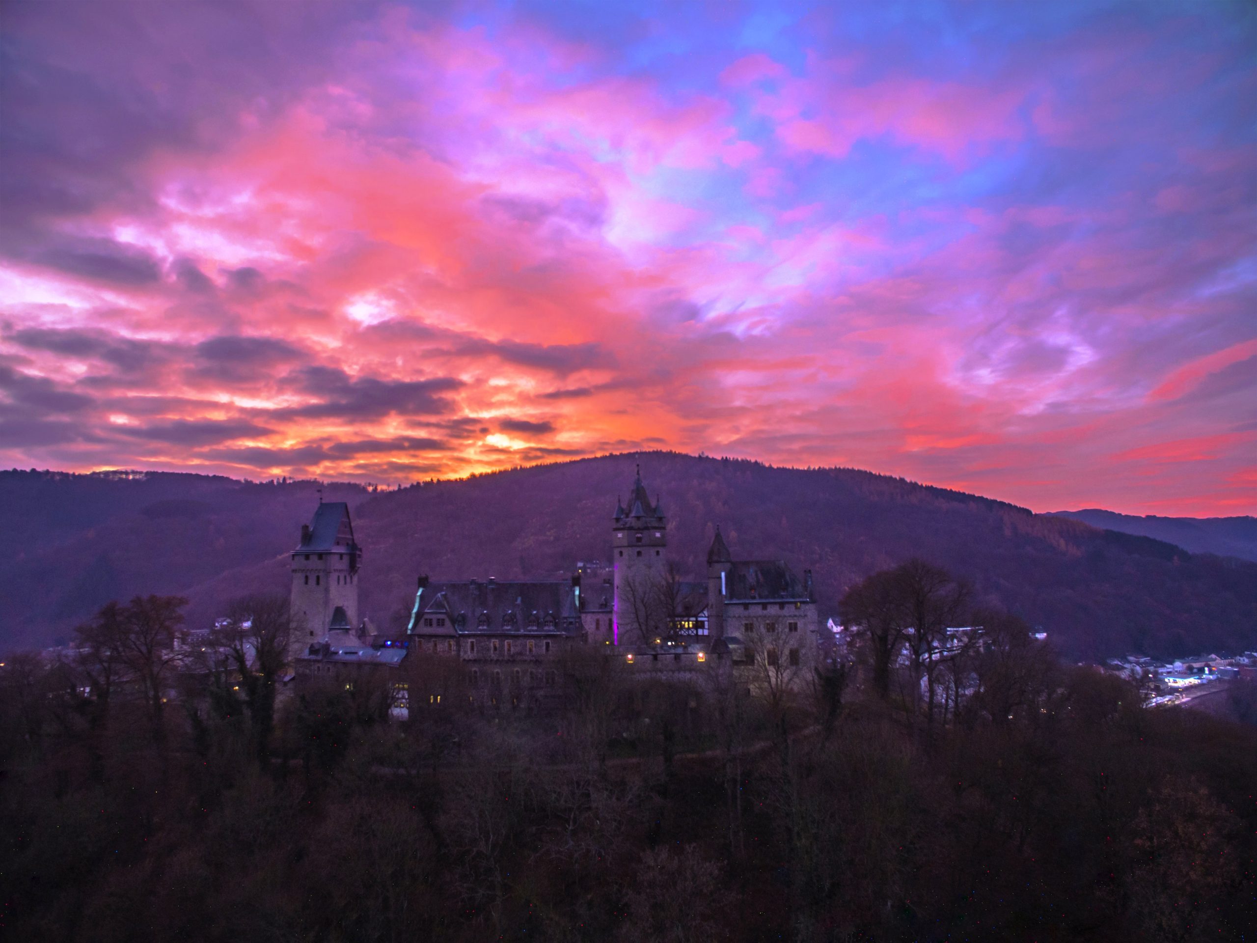 Die Burg Altena im stimmungsvollen Sonnenuntergang. Sie ist Wahrzeichen und Namensgeber der Stadt an der Lenne. im Märkischen Kreis, NRW.