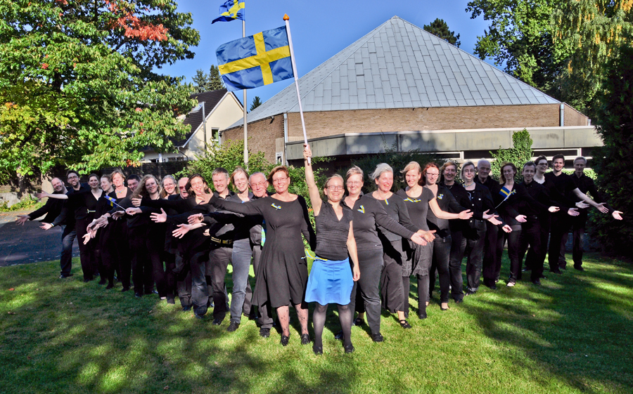 Chor draußen mit schwedischer Flagge