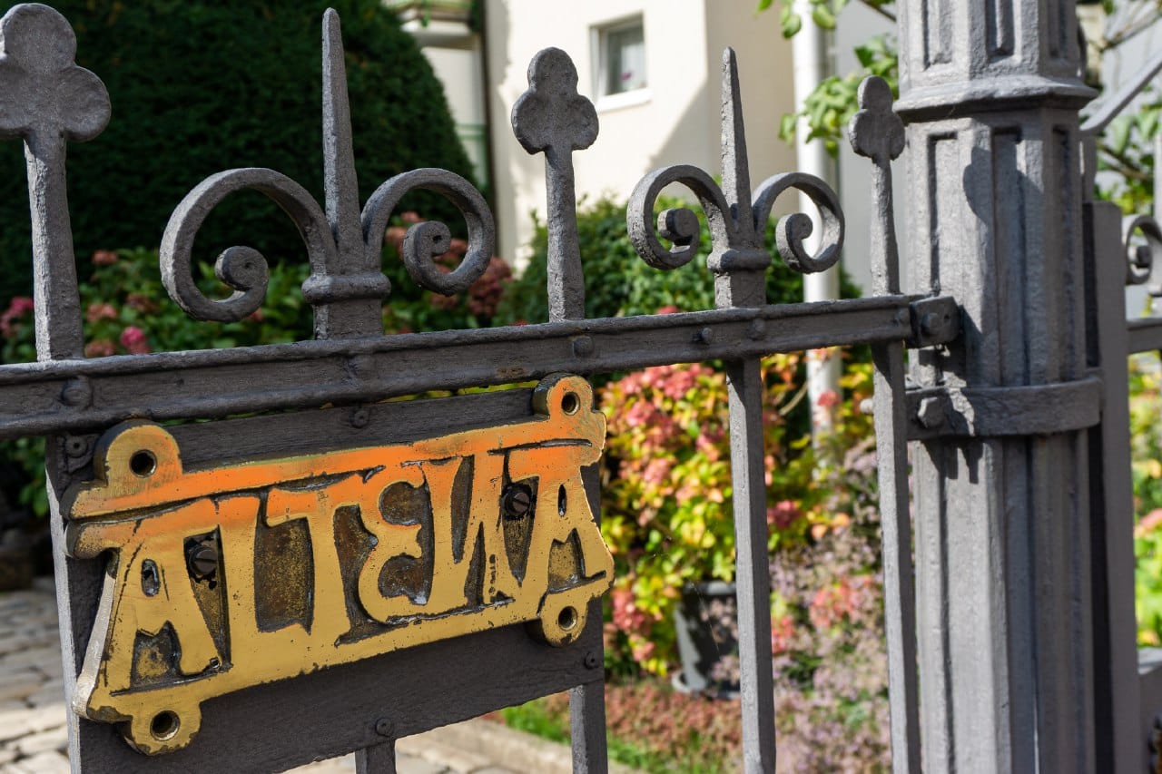 Altena überzeuigt mit dem Charme einer mittelalterlichen Altstadt. Der Zaun mit dem Schriftzug "Altena" ist nur ein Beispiel.