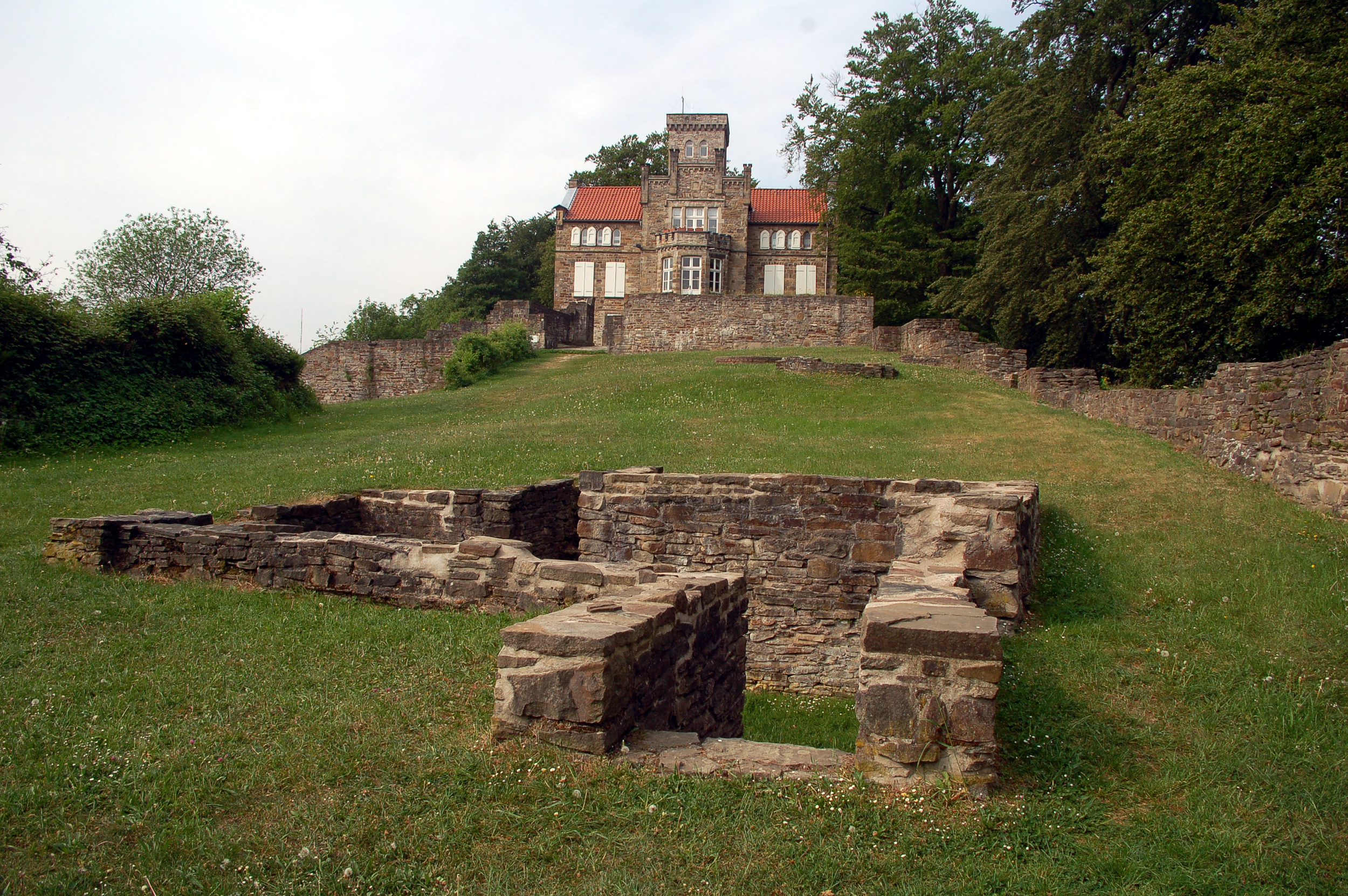 blick auf die isenburg in hattingen