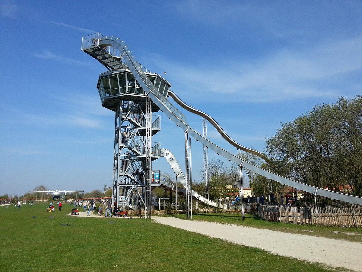 flugplatz tower mit rutschen im irrland