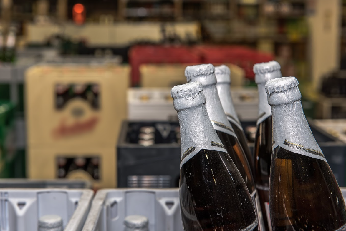 Mehrere Flaschen Bier in einer Kiste
