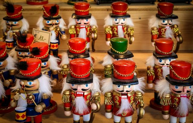 Mehrere Nussknacker an einem Weihnachtsmarktstand