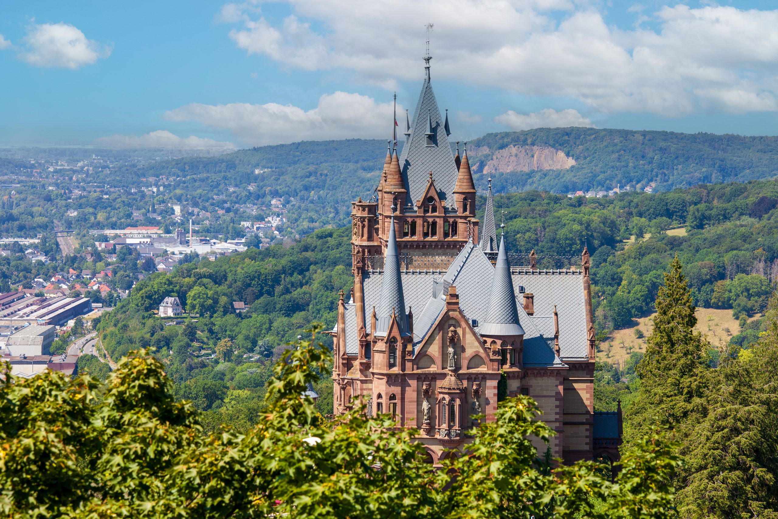 blick auf königswinter und die schloss drachenburg