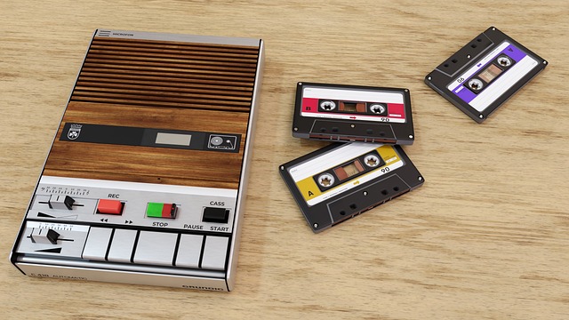 Ein alter Kassettenrekorder mit drei Kassetten