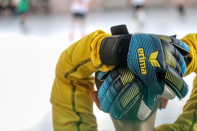 Ein Torwart verschränkt seine Hände hinterm Kopf