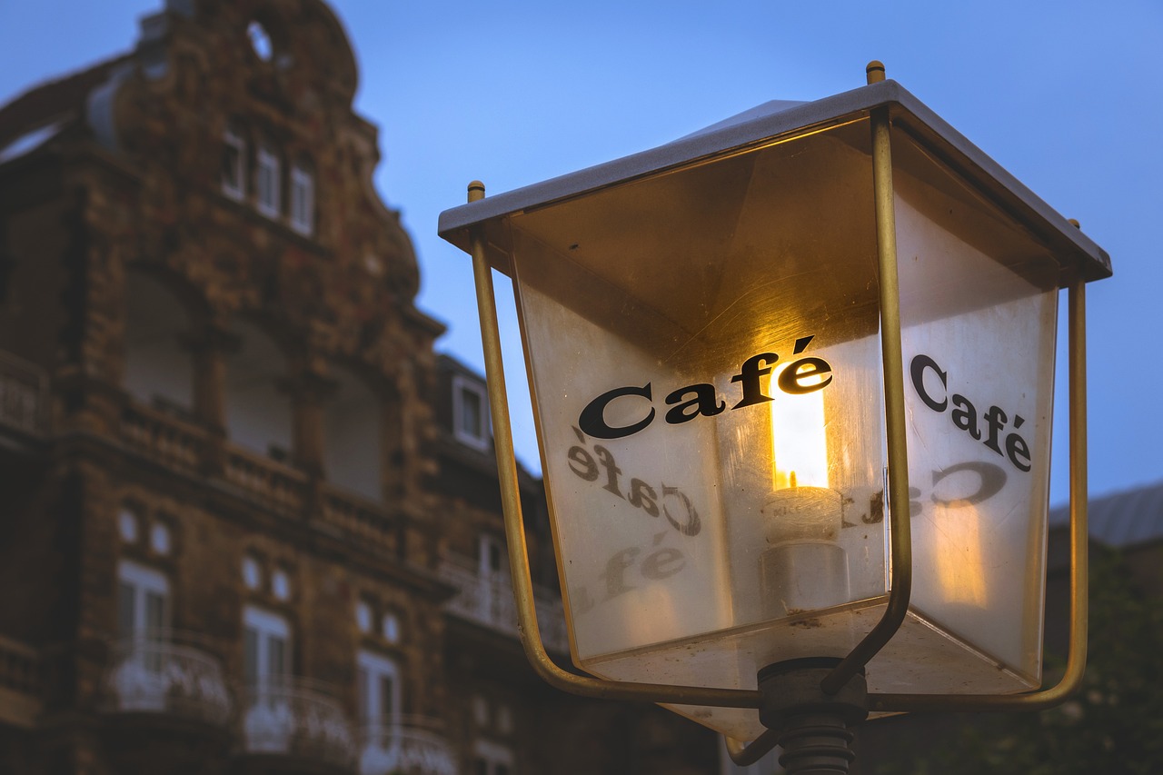 laterne vor einem haus in einer altstadt