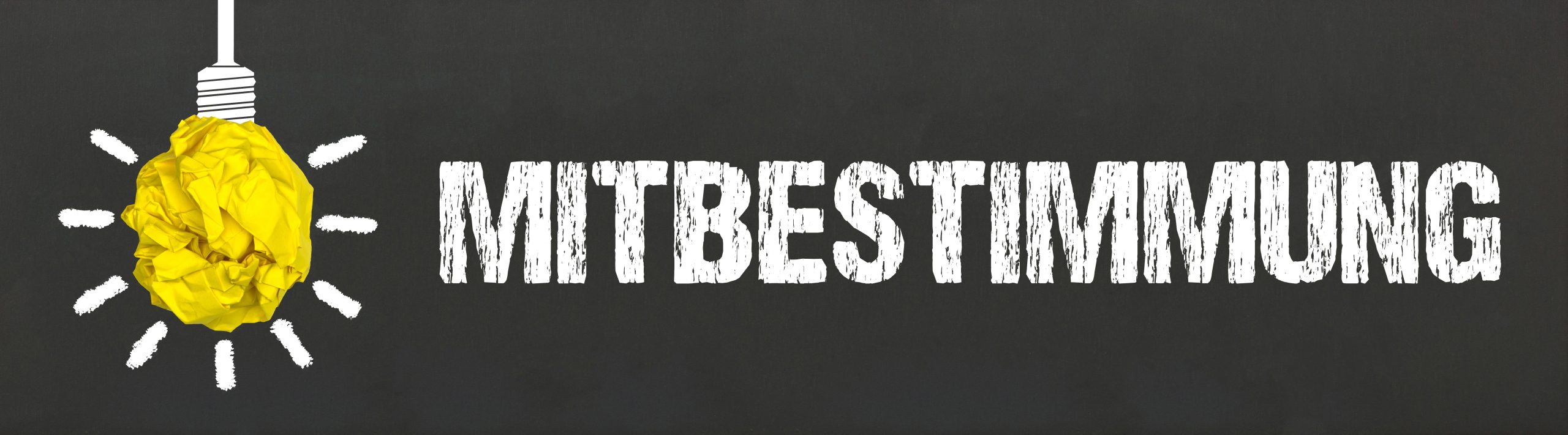 Mitbestimmung / Glühbirne auf Tafel