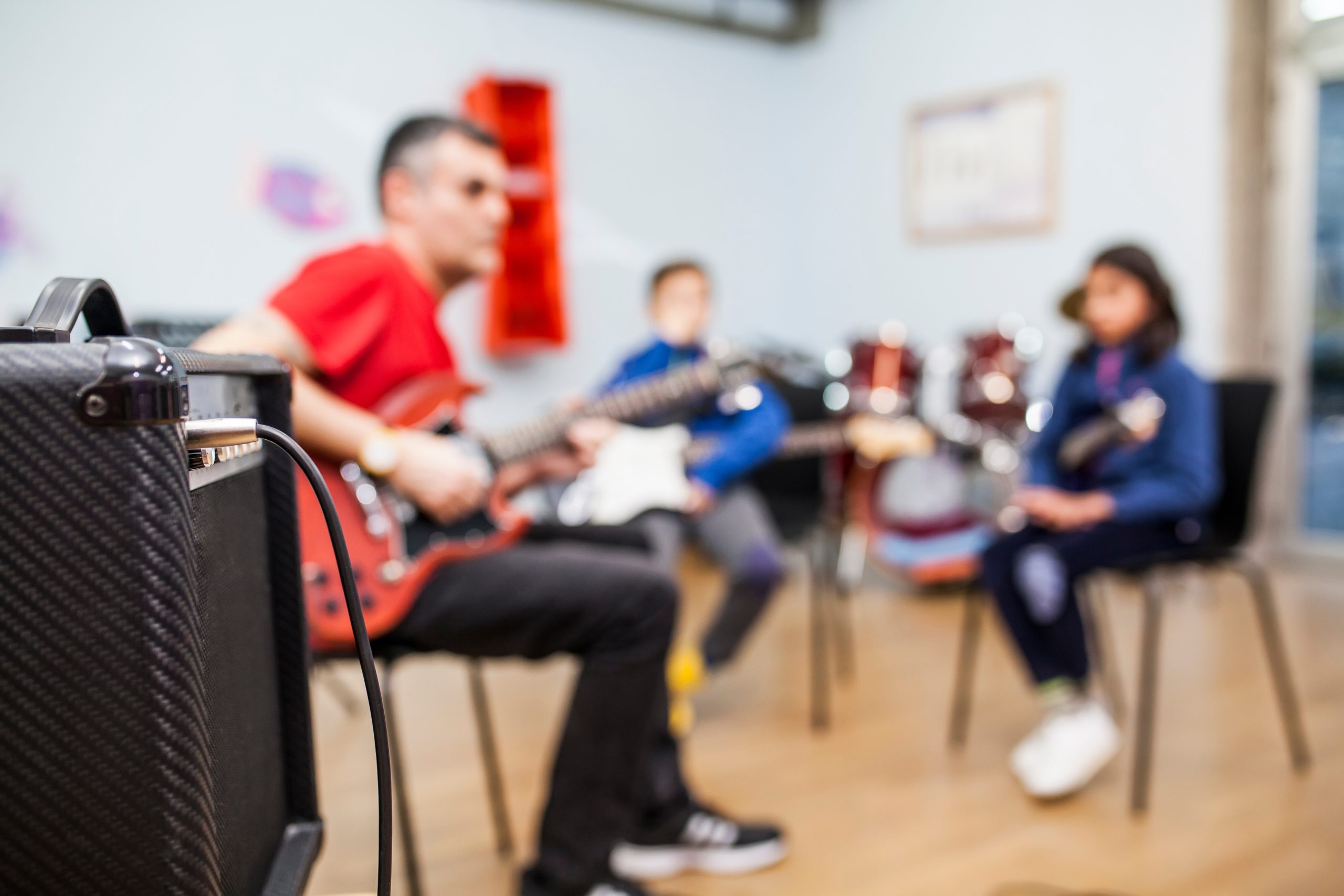 Gitarrenkurs in der Gruppe in einer Musikschule