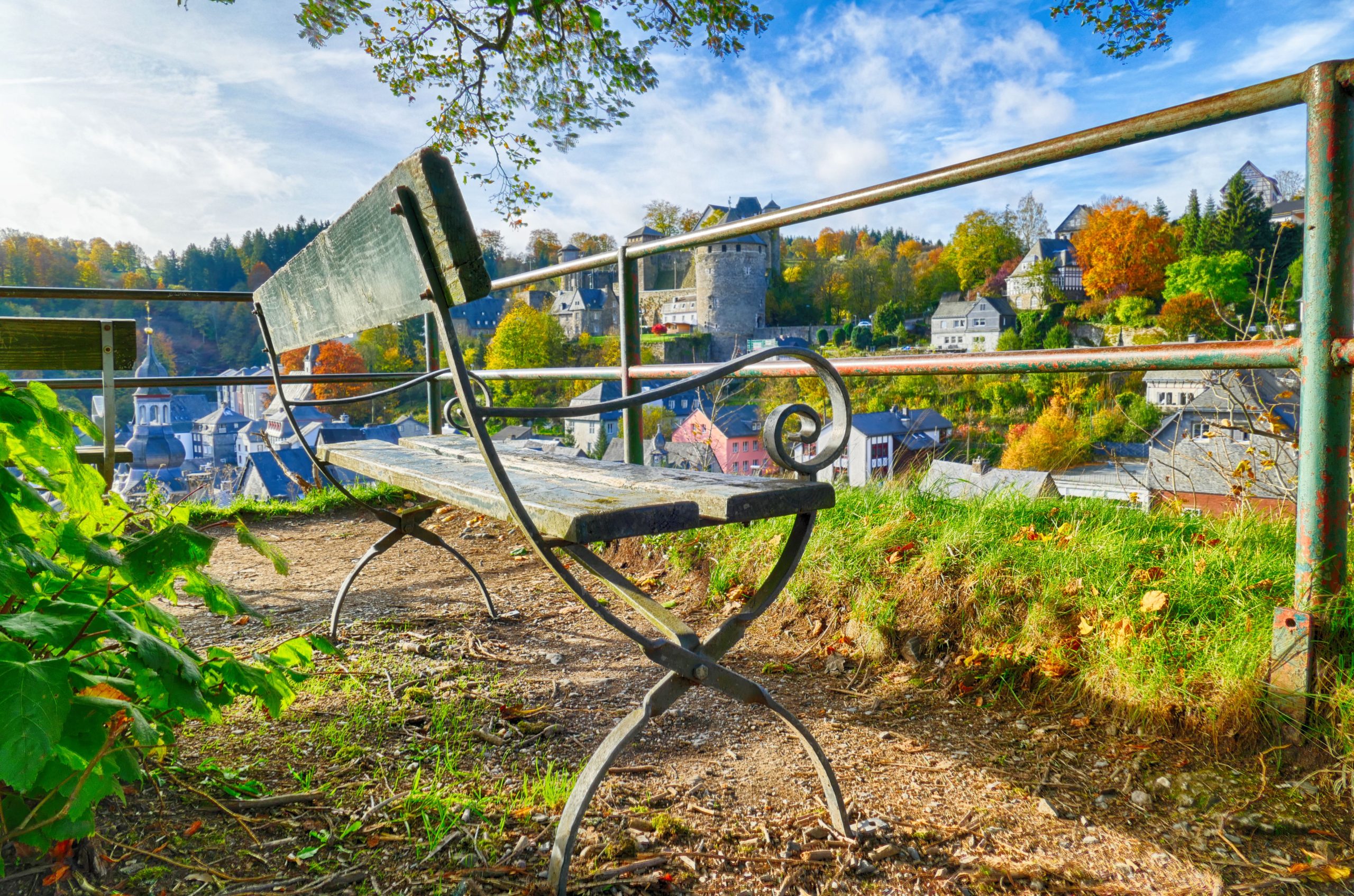 Ruhebank an einem Aussichtspunkt mit Blick auf Monschau