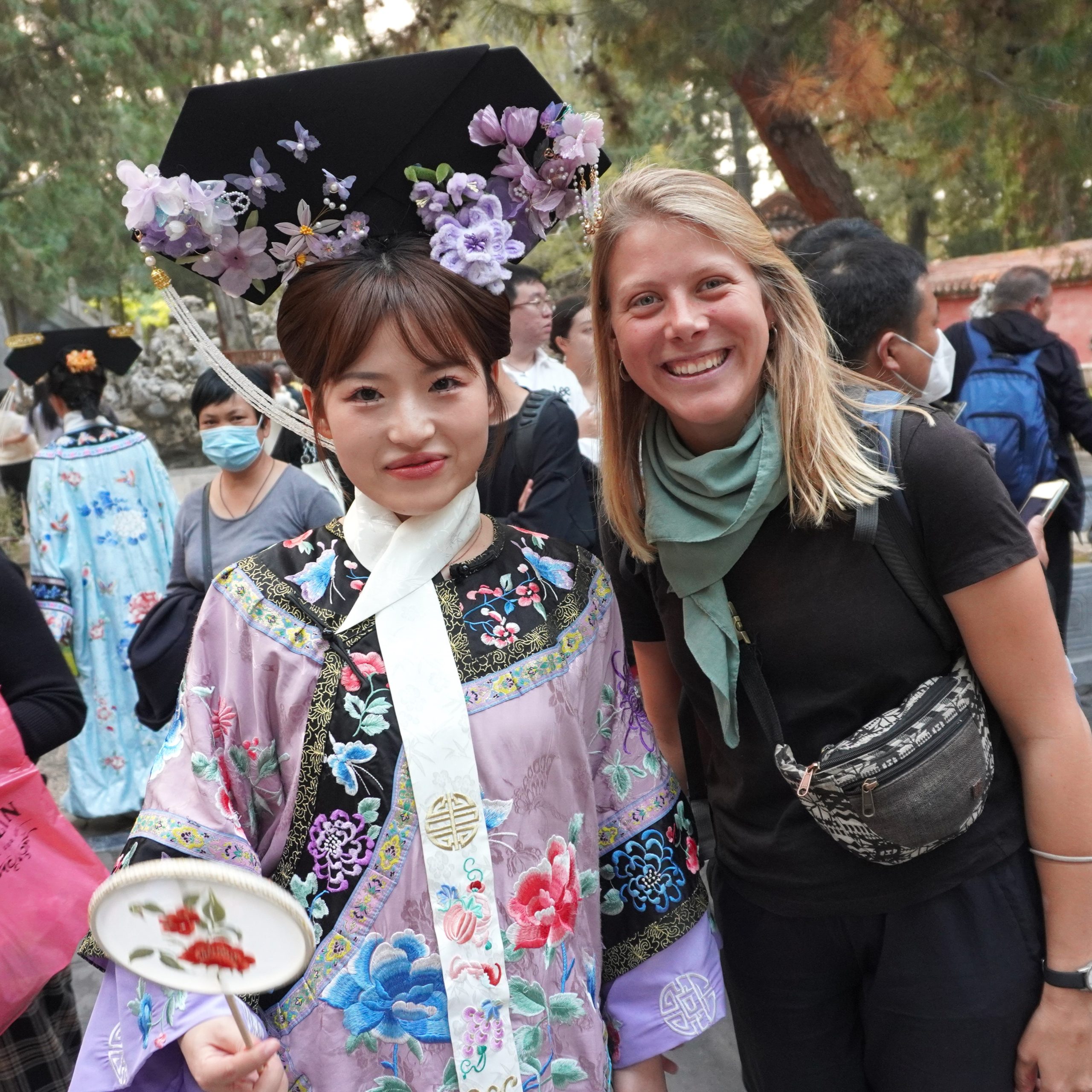 Laura mit traditionell gekleideter Chinesin.