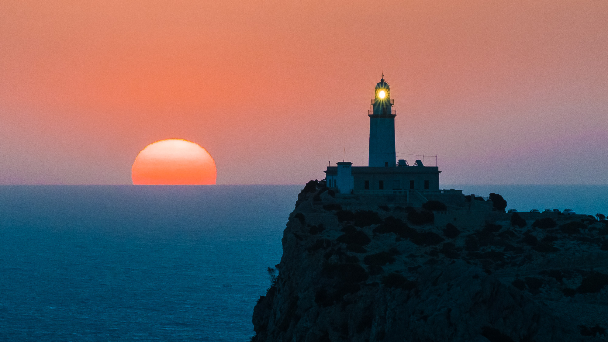 Leuchtturm auf Mallorca bei Sonnenaufgang