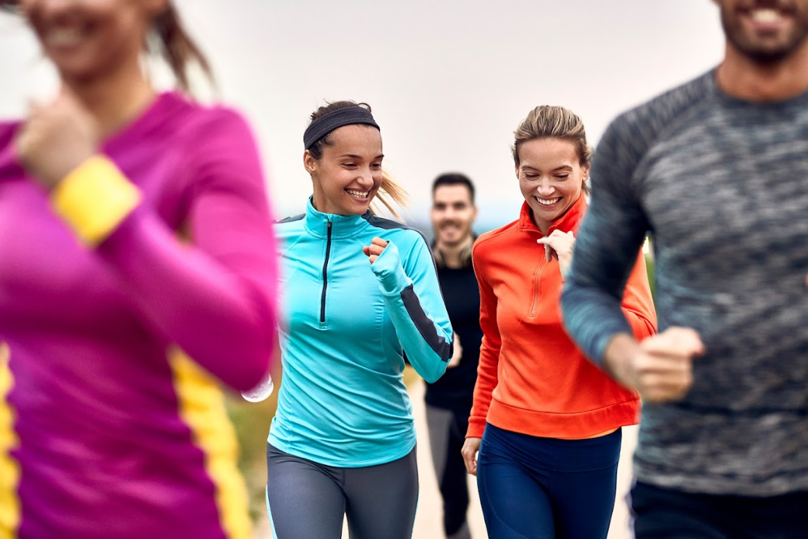 Mehrere Personen beim Laufen