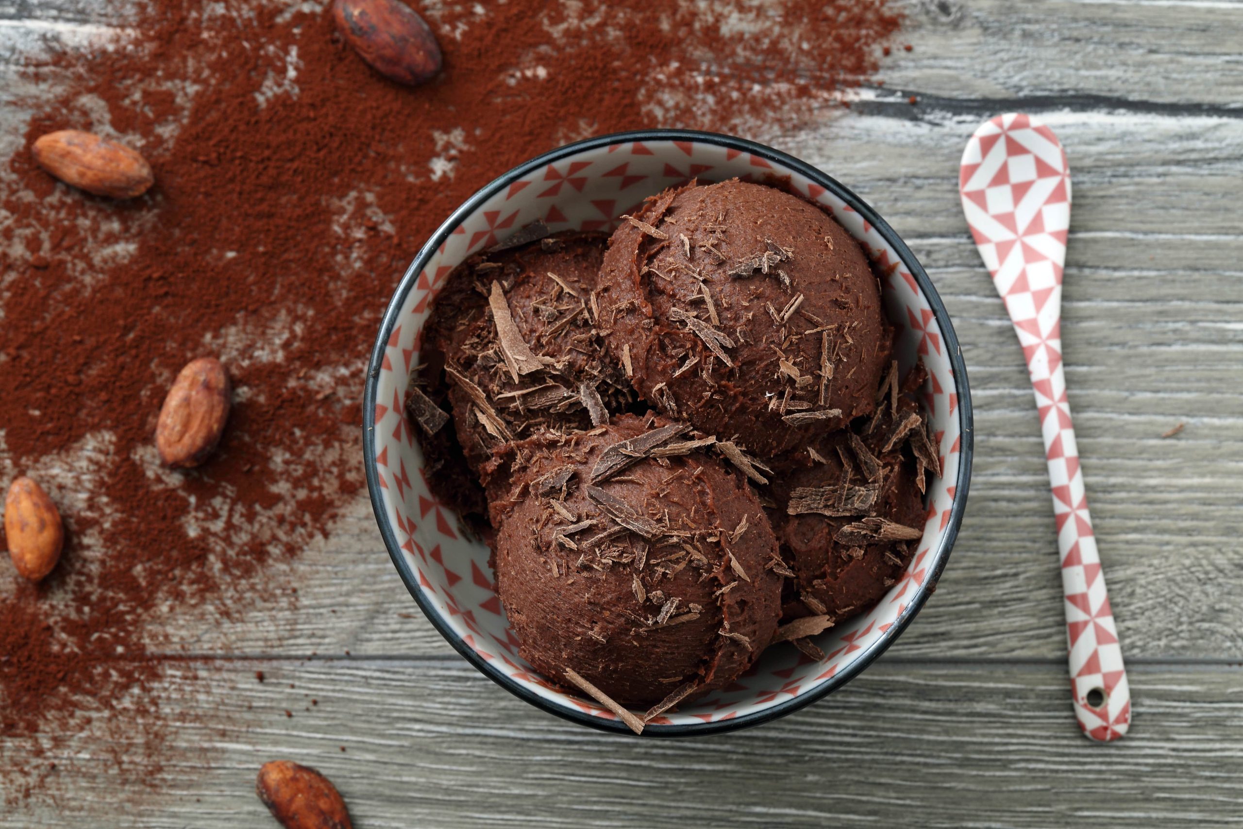 Eine Schale mit Nuss-Nougat-Eis