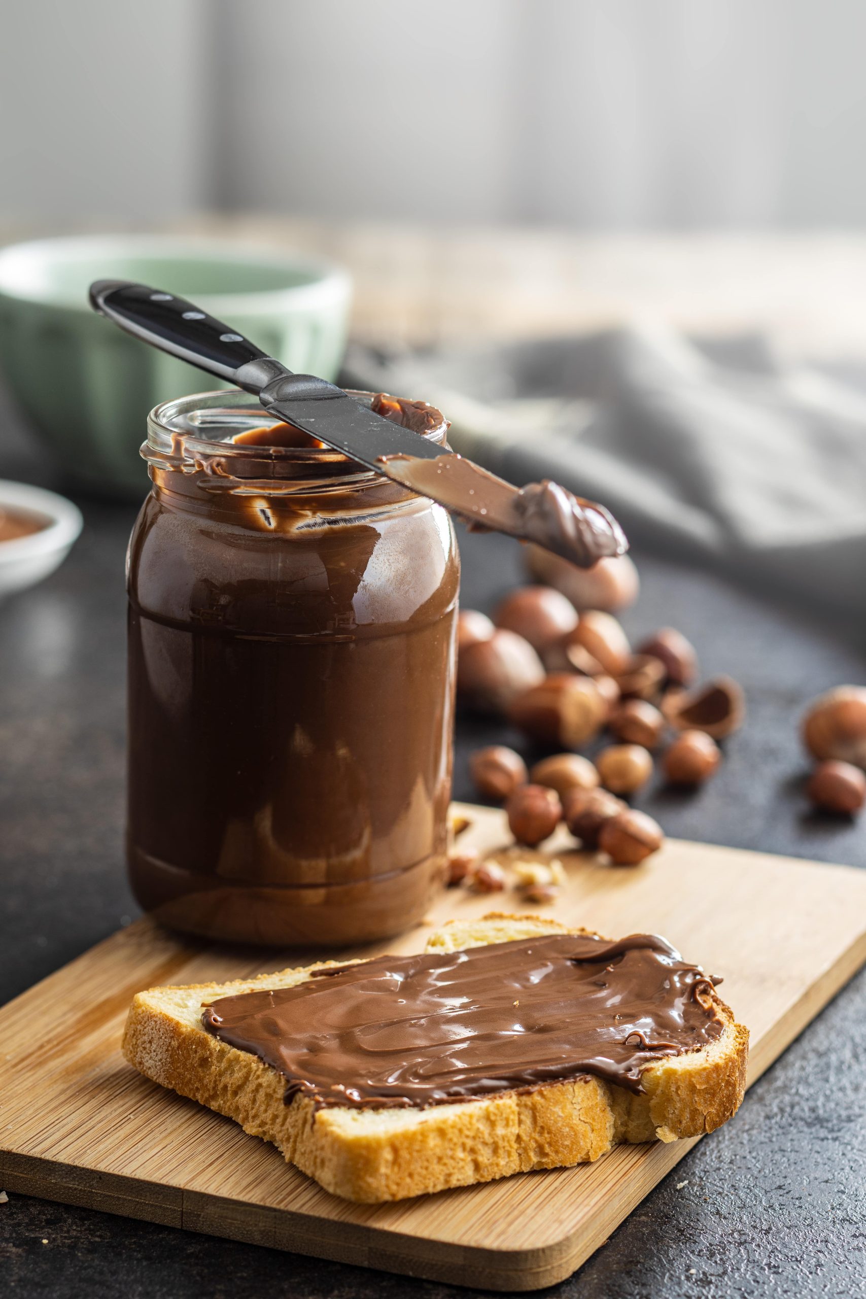 Ein glas mit selbstgemachter Nutella