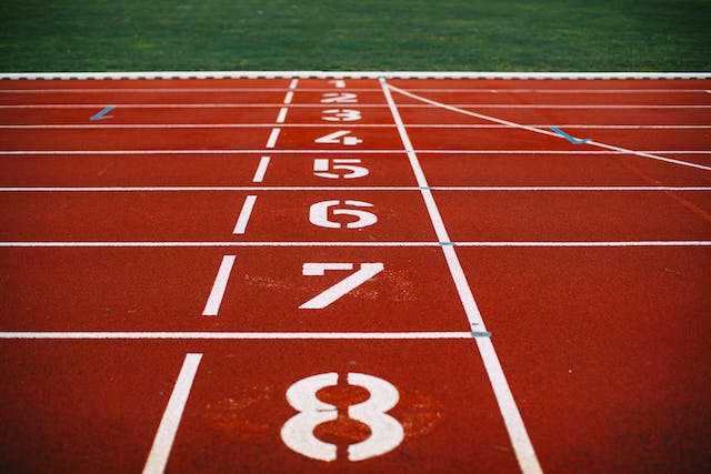 Tartanbahn mit den Ziffern 1 bis 8