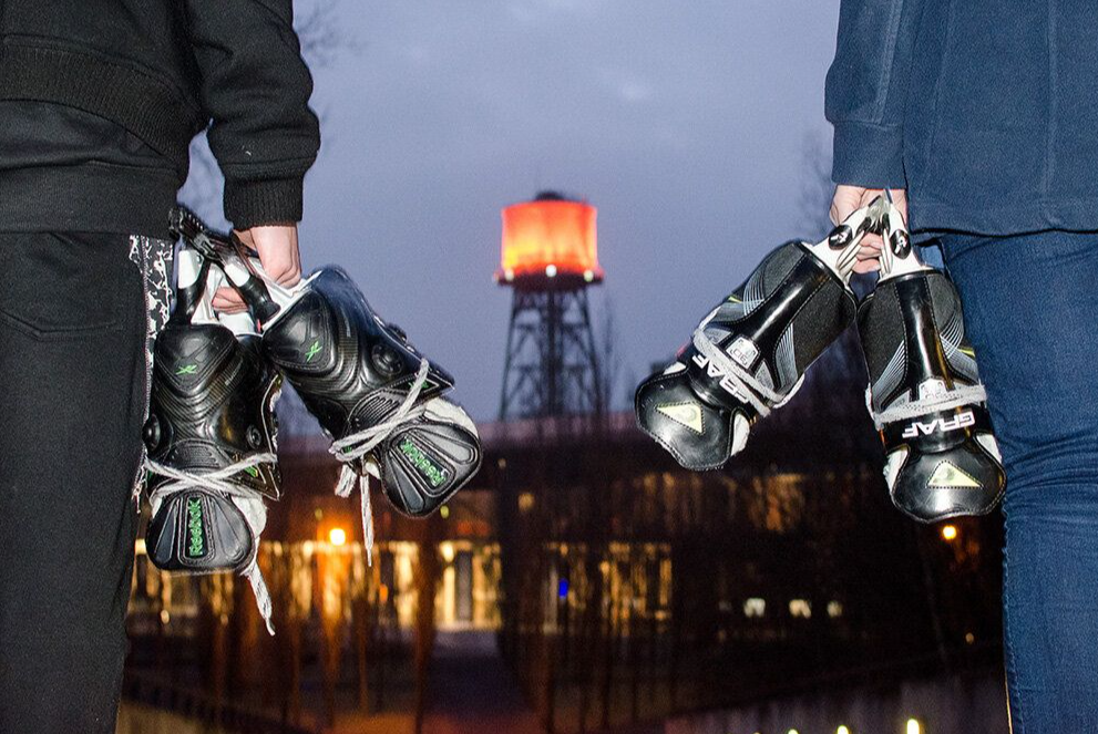 zwei Schlittschuhläufer auf dem Weg zur Bochumer Jahrhunderthalle