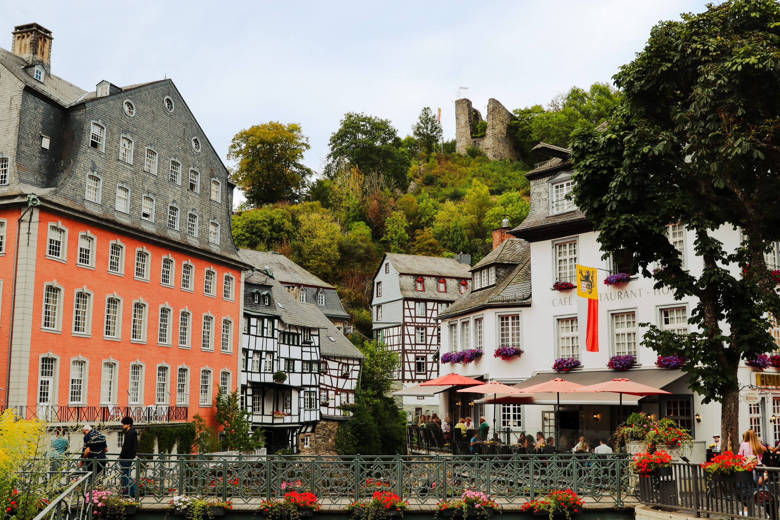 Stadtansicht der Altstadt Monschau mit Rotem Haus