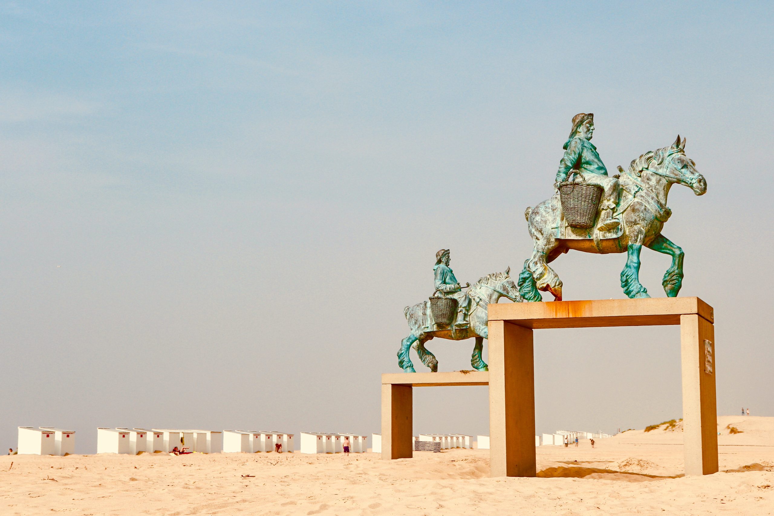 Statuen von Fischern am belgischen Strand