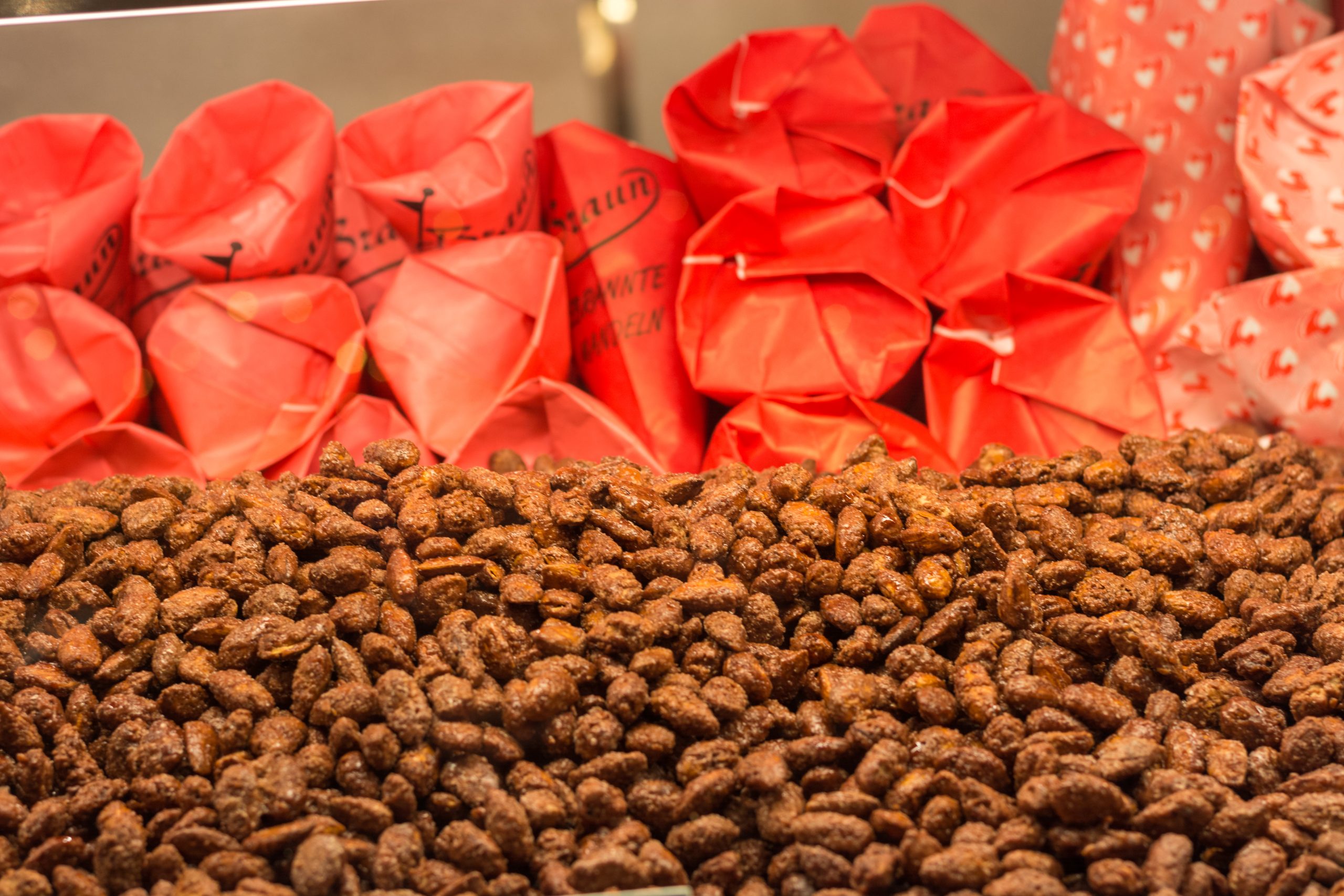 gebrannte mandeln und abgepackte tüten davon