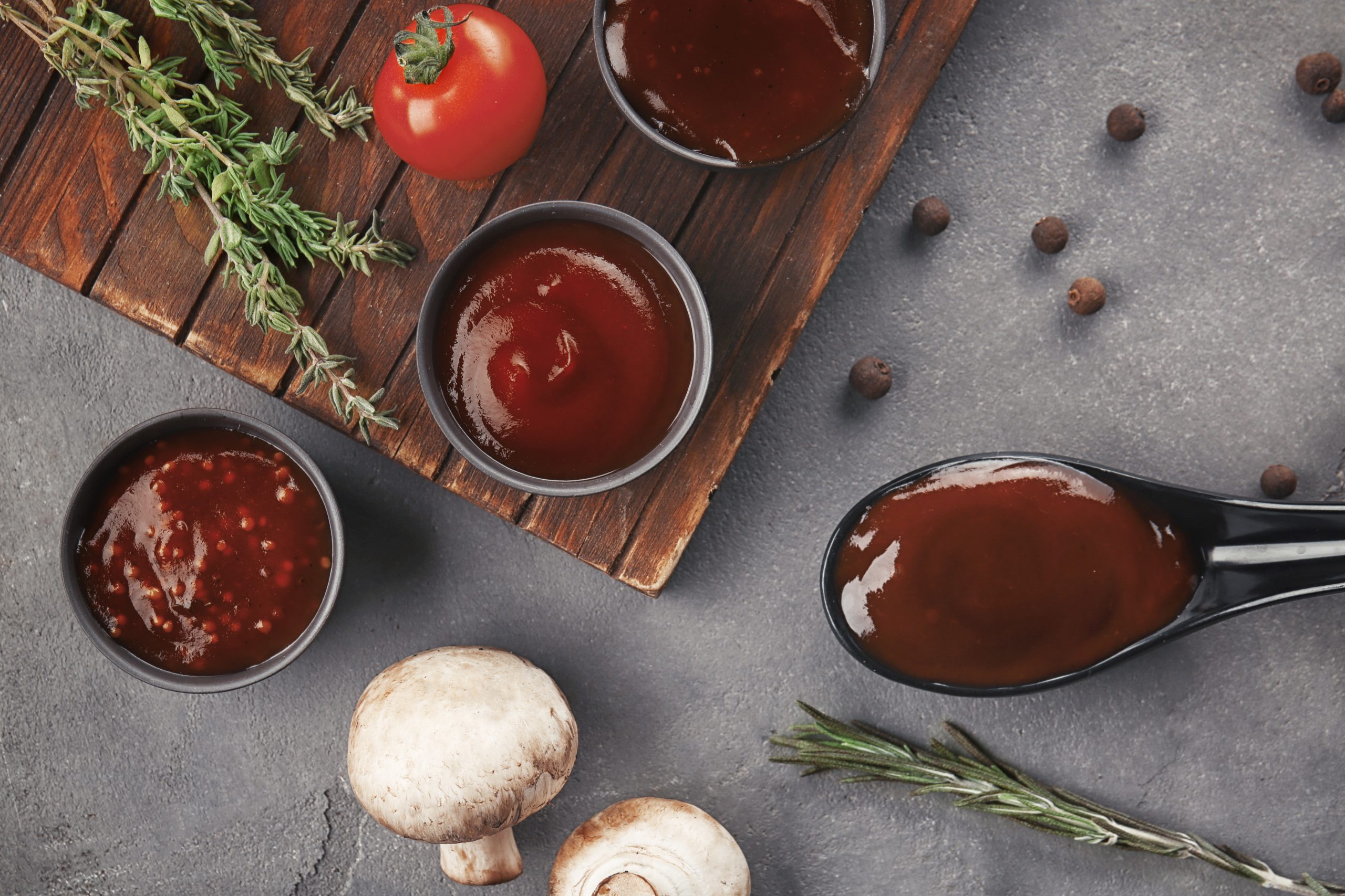 barbecue soße in schalen