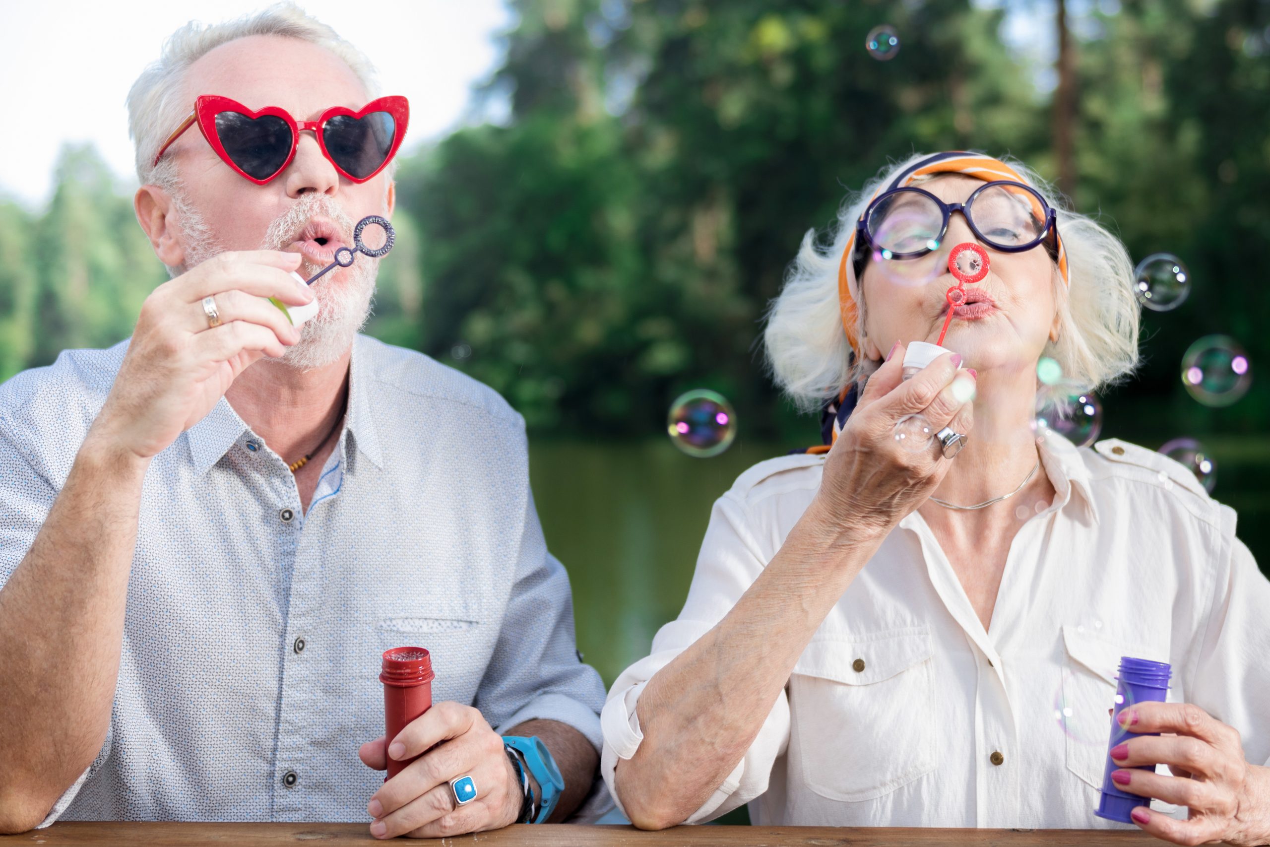 zwei menschen spielen mit seifenblasen