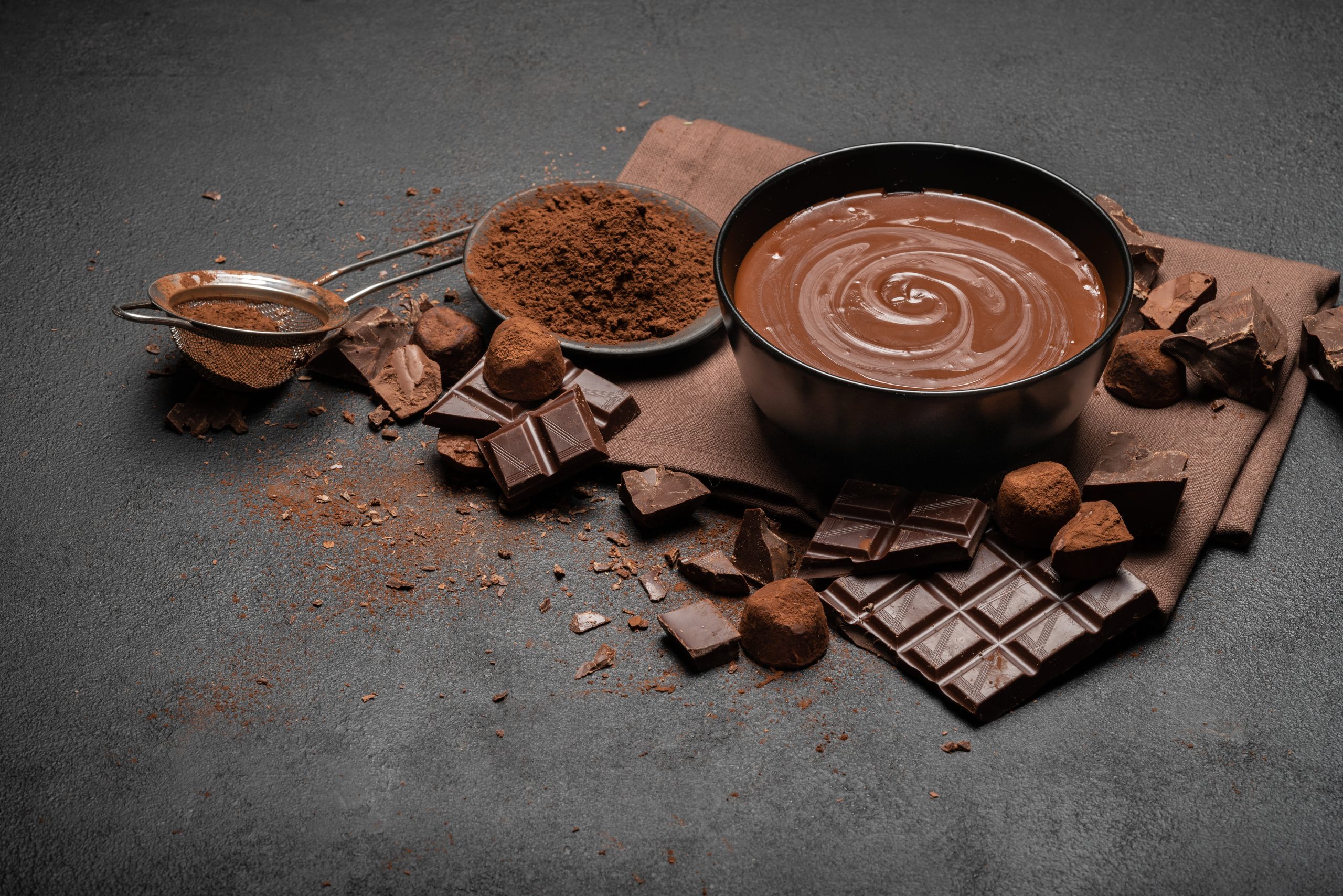 schokolade und eine schale mit nuss nougat creme