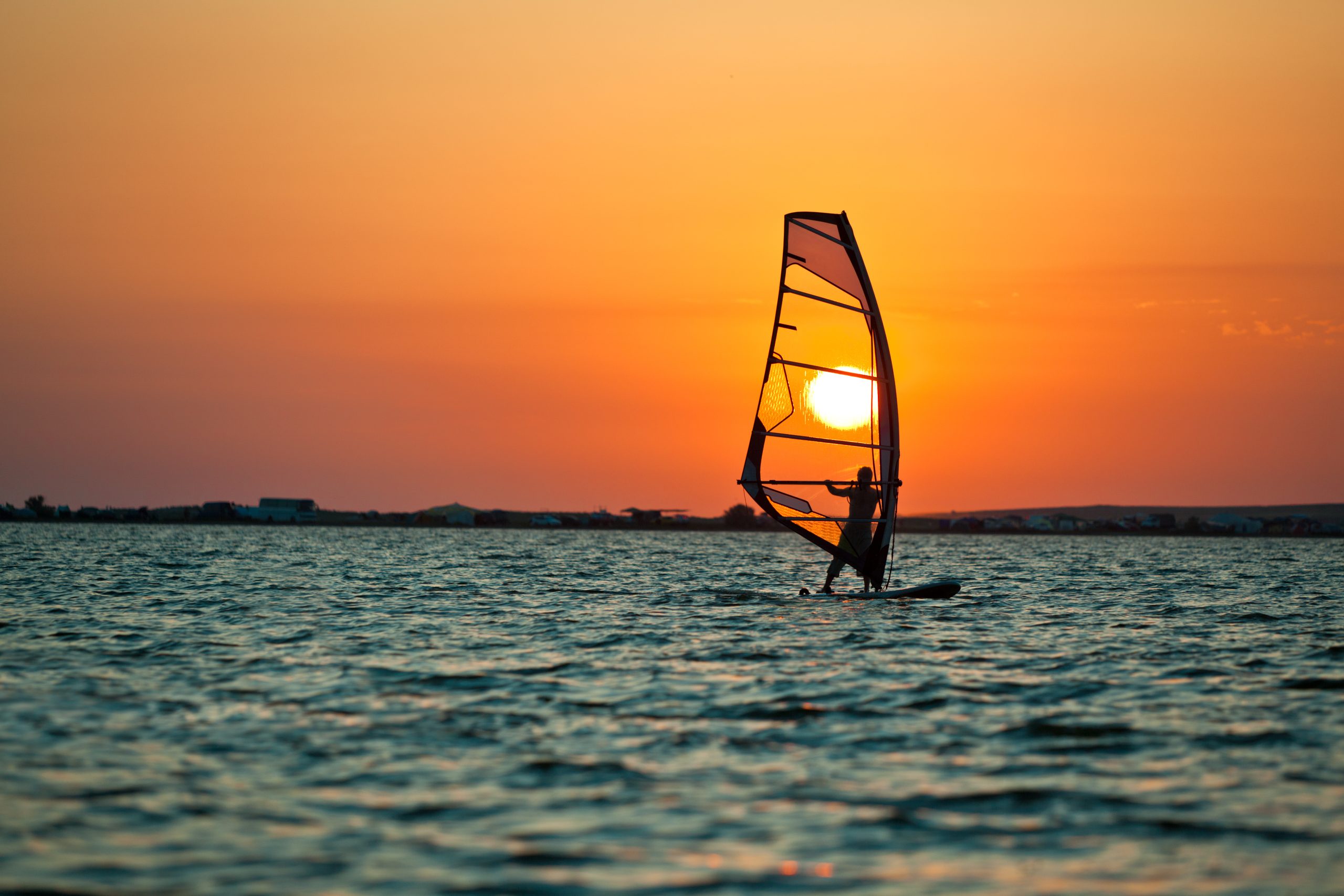 Windsurfer bei Sonnenuntergang