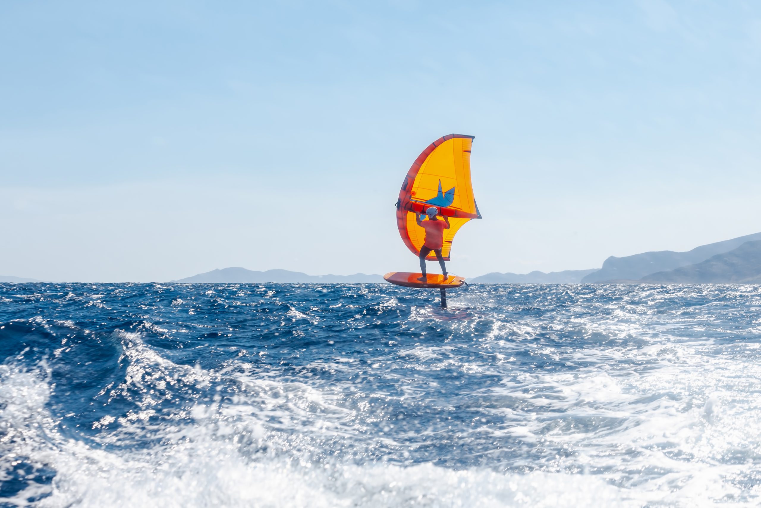 Mann beim Wingfoilen auf dem Meer