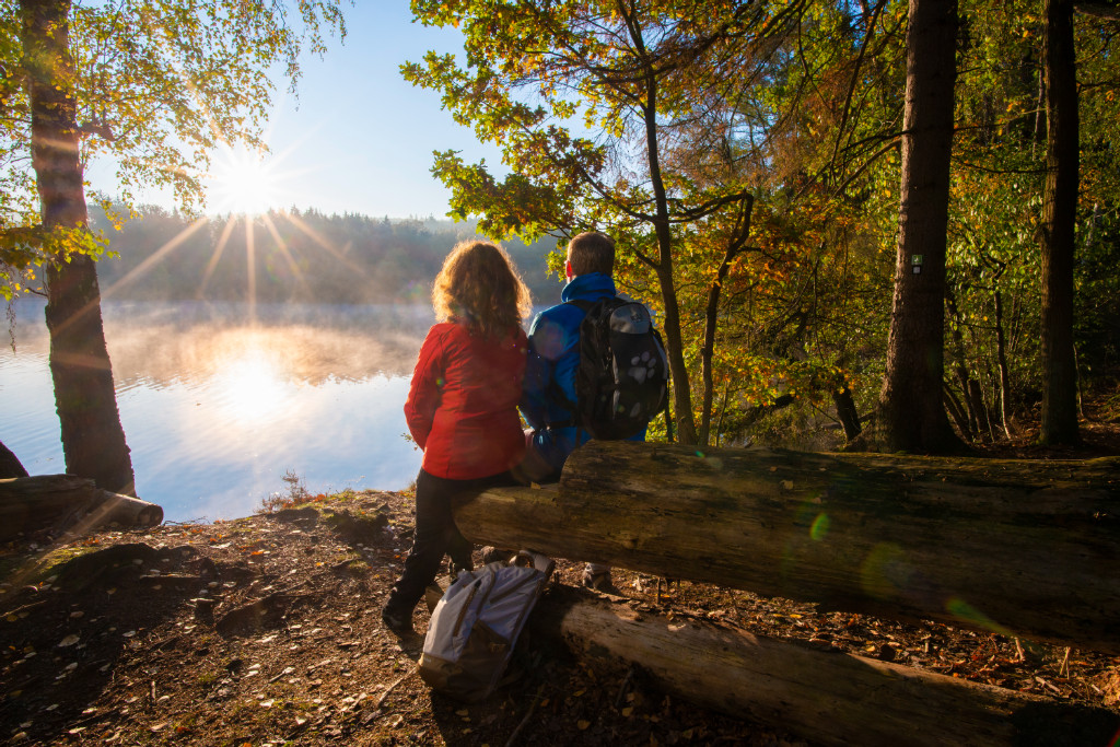 Wanderer während einer Pause am Wasser