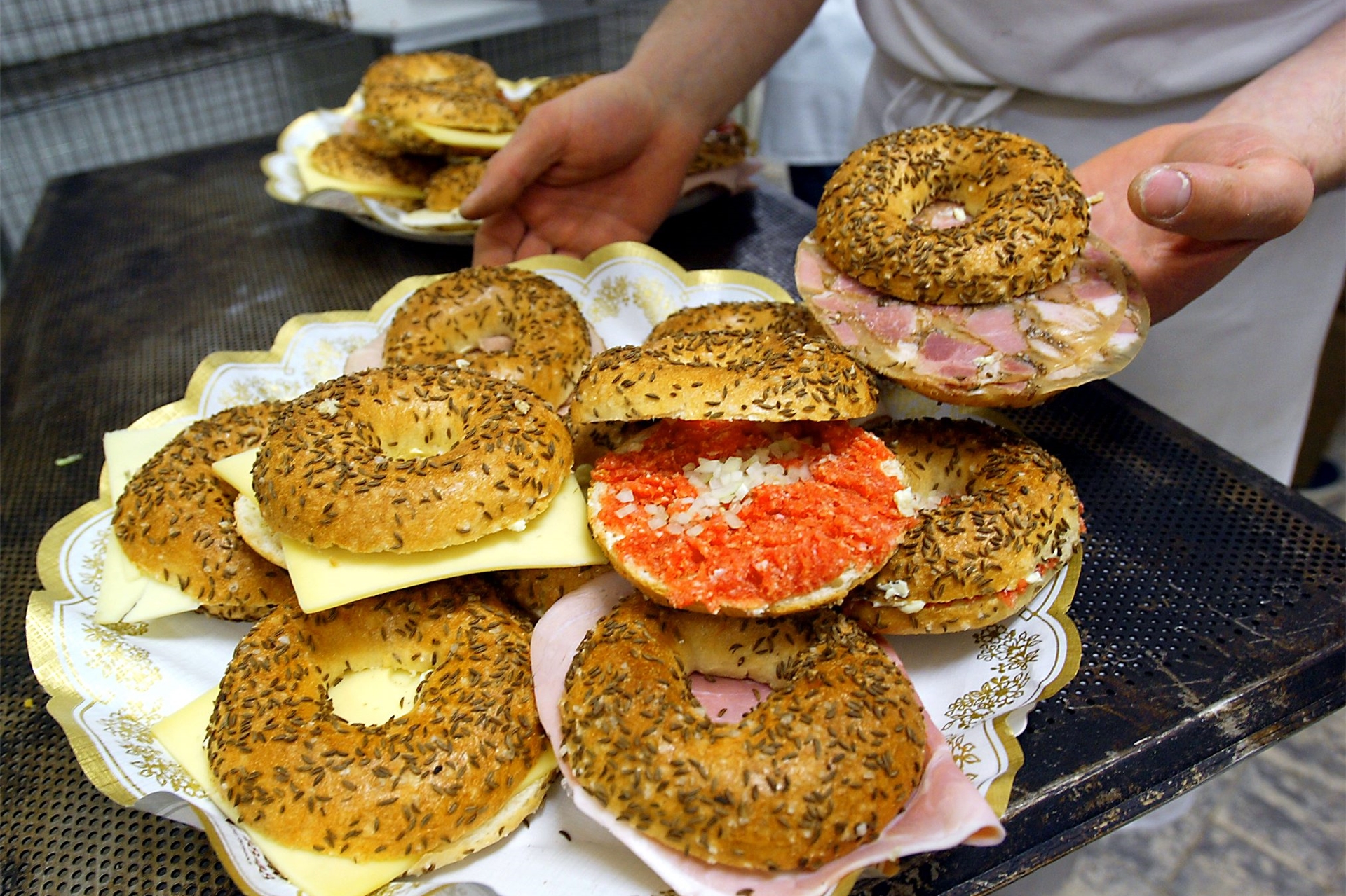 Ein Tablett mit verschiedenen Sorten Dortmunder Salzkuchen