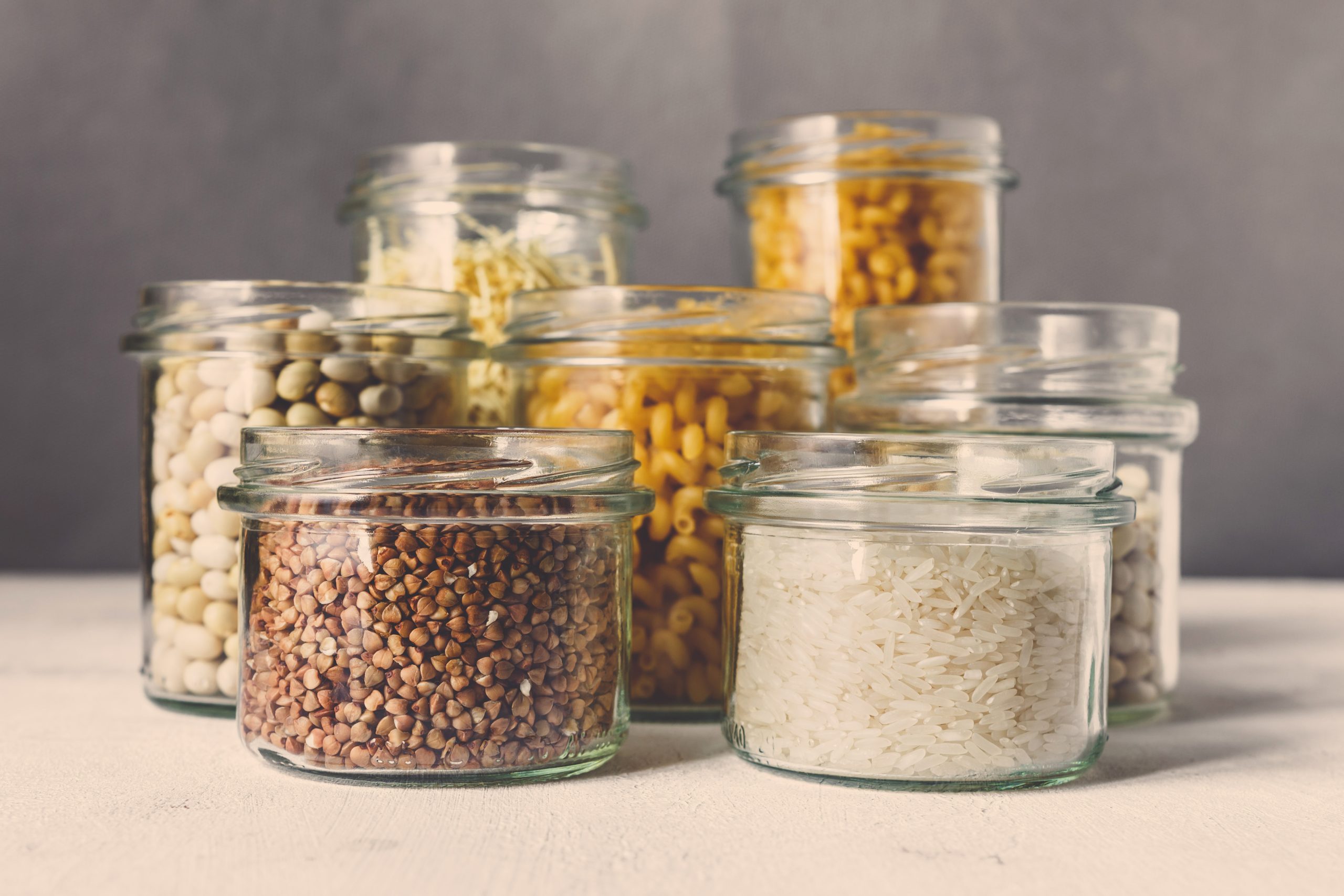 Nudeln, Reis und Getreide in Glasbehältern