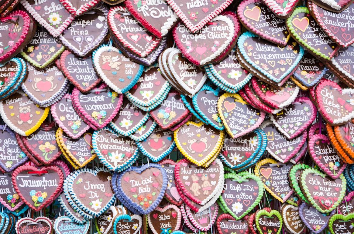 unzählige beschriftete Lebkuchenherzen