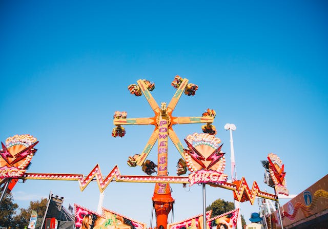 Fahrgeschäft mit Überschlag auf einer Kirmes