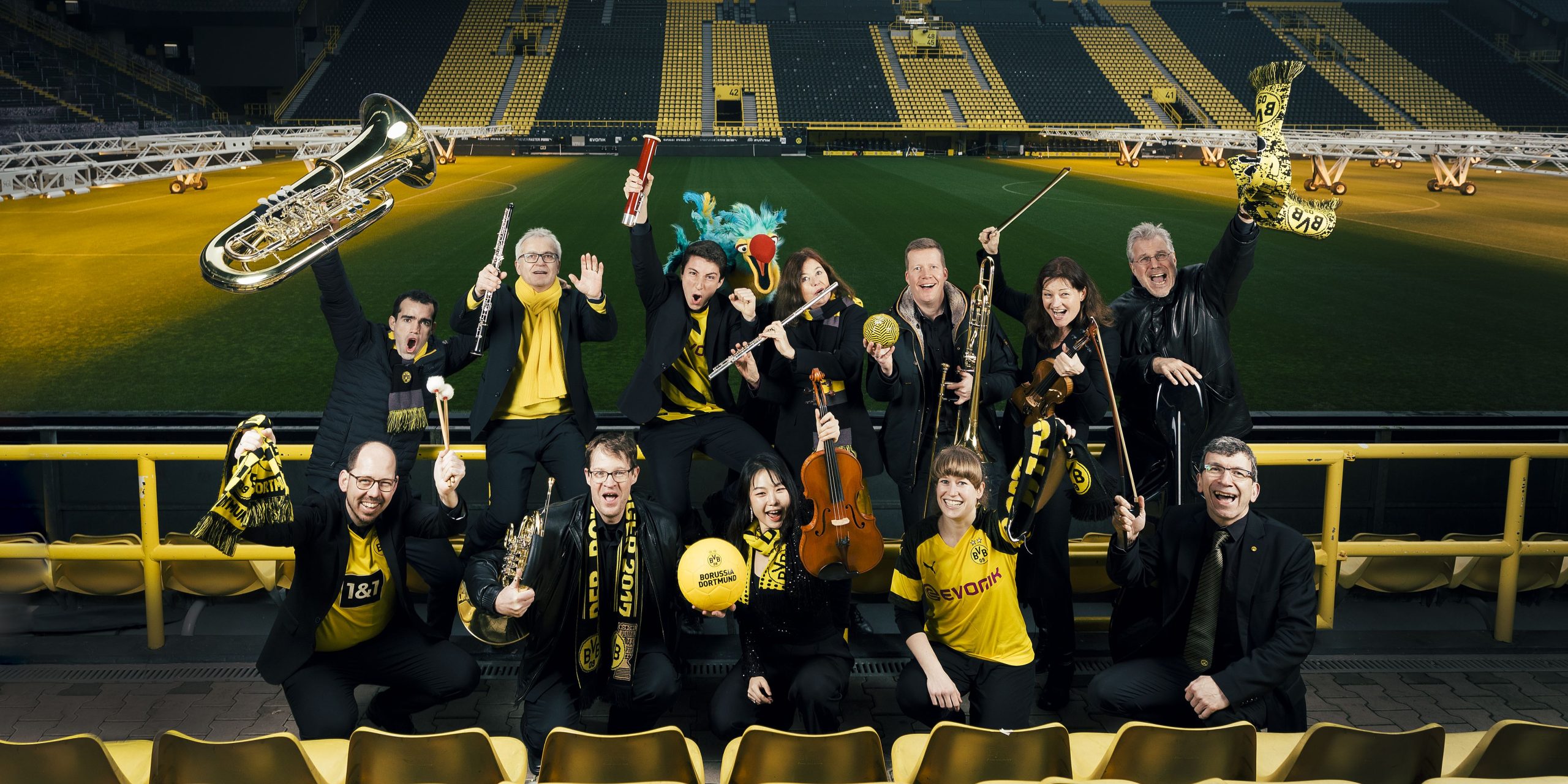 Teile des Ensembles der Dortmunder Philharmoniker im Dortmunder Stadion