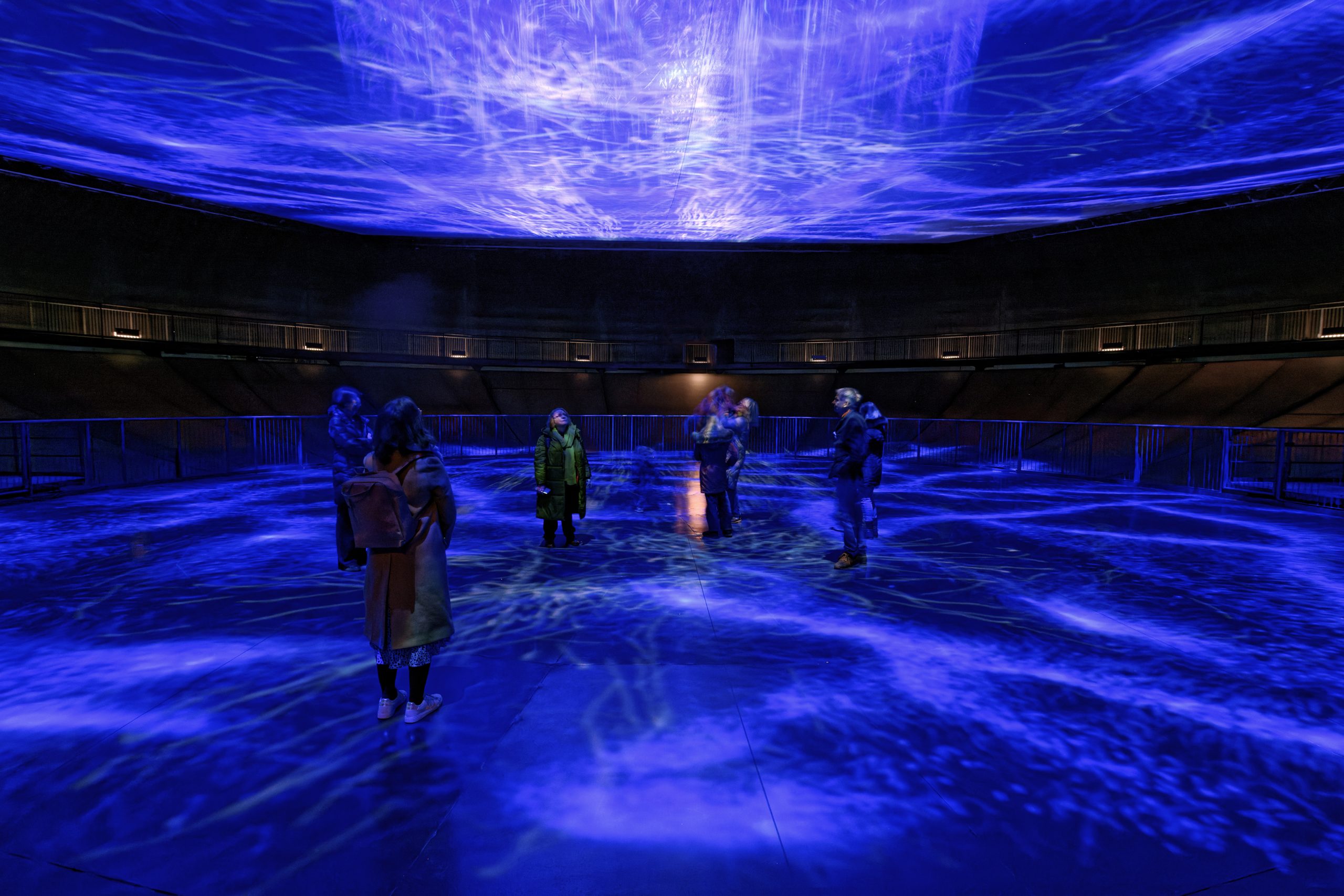 Menschen in der Ausstellung "Planet Ozean"