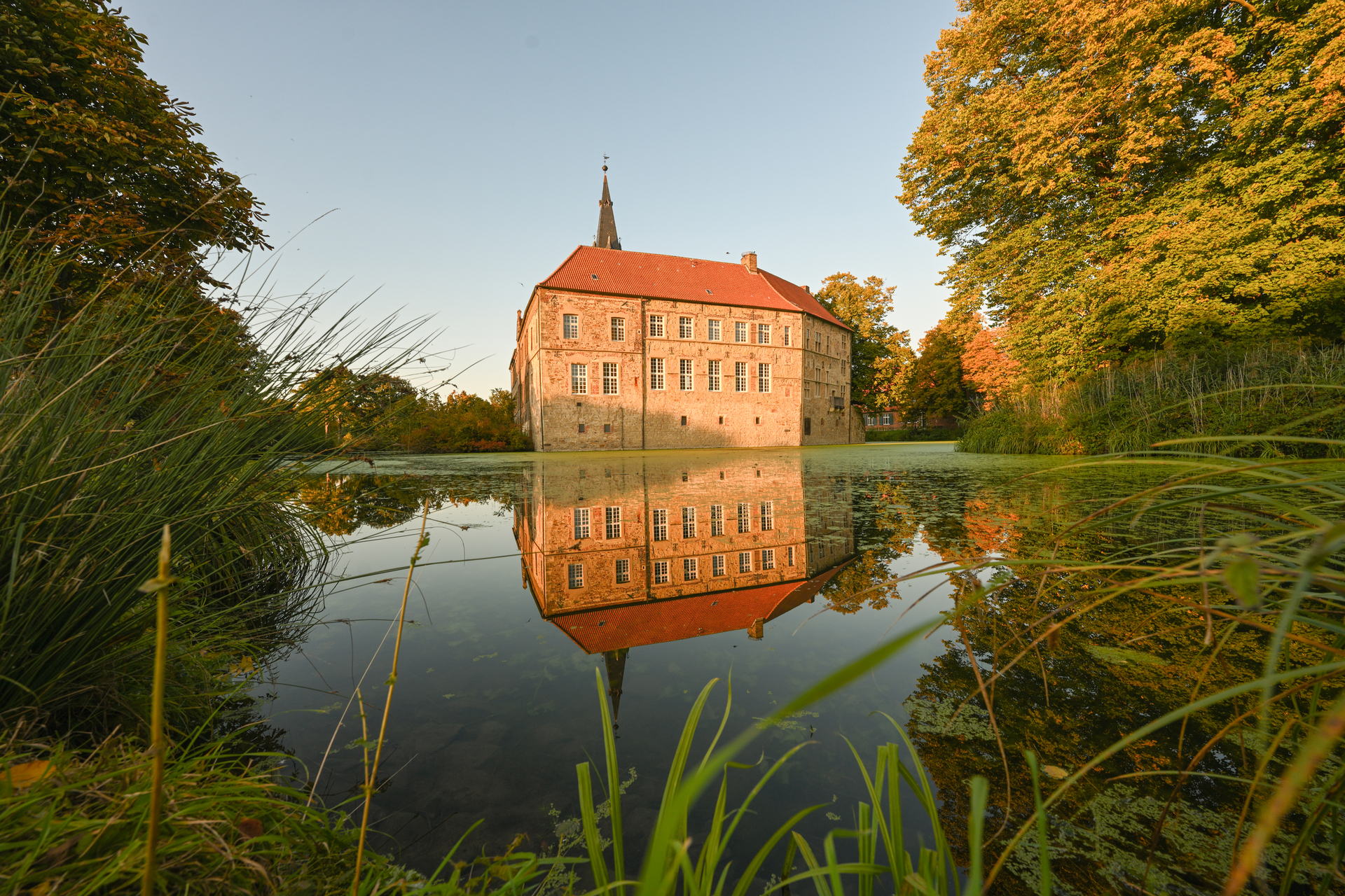 Die wunderschöne Außenanlage der Burg Lüdinghausen kann jederzeit besichtigt werden. Eine gepflegte Parkanlage und die romantischen Gräften sind beispielhaft für die Schlösser- und Burgenregion Münsterland.