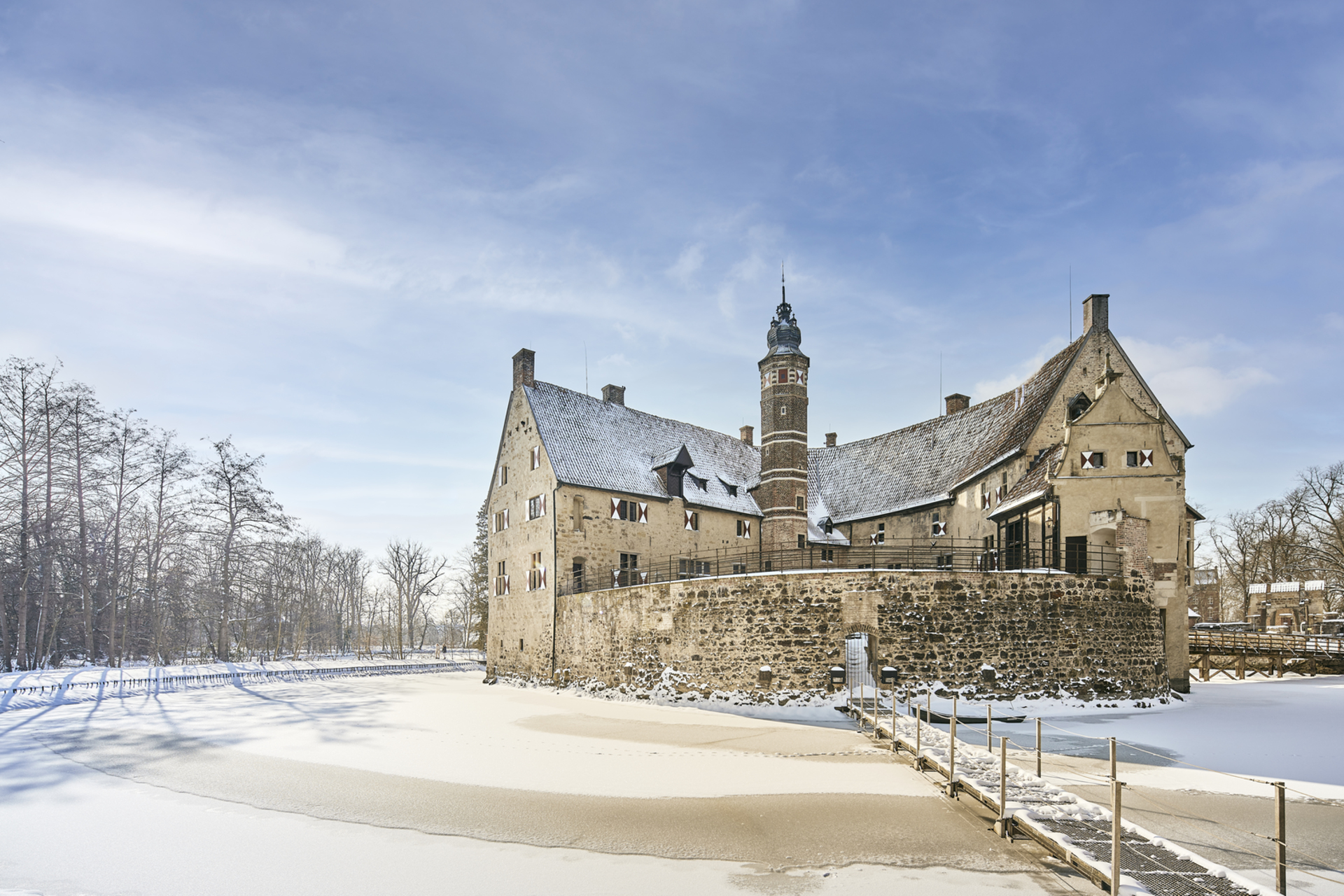 Ein seltener Anblick. Die Burg Vischering in Lüdinghausen ist von Eis und Schnee umgeben. Die wehrhaften Mauern der Wasserburg lassen die Ursprünge als Trutzburg gut erkennen.